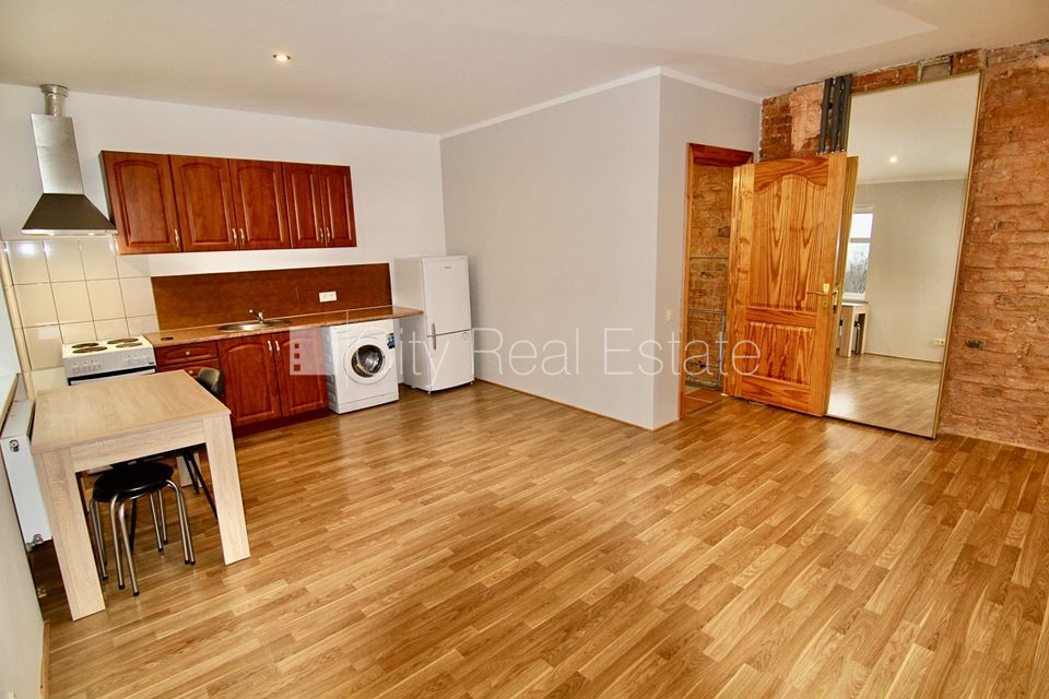 Sludinājumi. Pagalma māja, renovēta māja, ieeja no ielas, kāpņu telpa pēc kapitālā remonta, logi vērsti uz ielas Cena: 300 EUR/mēn Foto #2