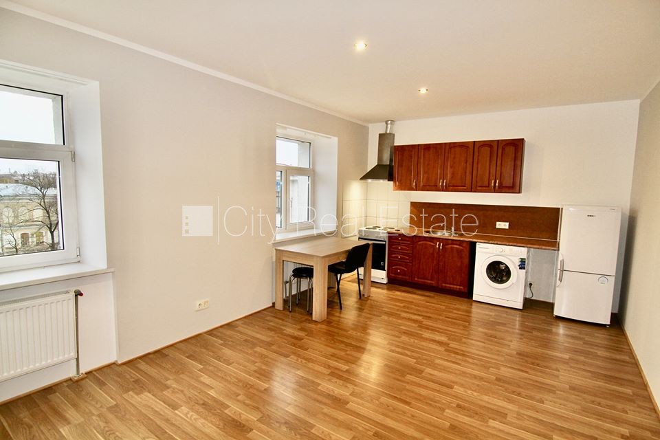 Sludinājumi. Pagalma māja, renovēta māja, ieeja no ielas, kāpņu telpa pēc kapitālā remonta, logi vērsti uz ielas Cena: 300 EUR/mēn Foto #1