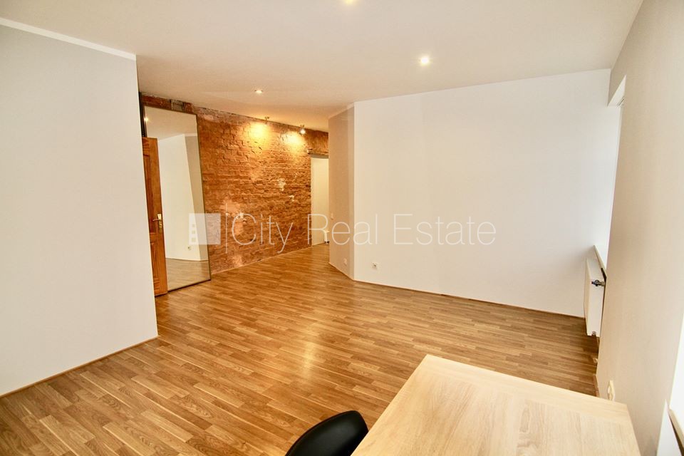 Sludinājumi. Pagalma māja, renovēta māja, ieeja no ielas, kāpņu telpa pēc kapitālā remonta, logi vērsti uz ielas Cena: 300 EUR/mēn Foto #6