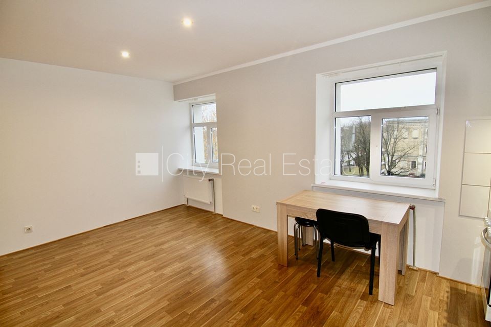 Sludinājumi. Pagalma māja, renovēta māja, ieeja no ielas, kāpņu telpa pēc kapitālā remonta, logi vērsti uz ielas Cena: 300 EUR/mēn Foto #4