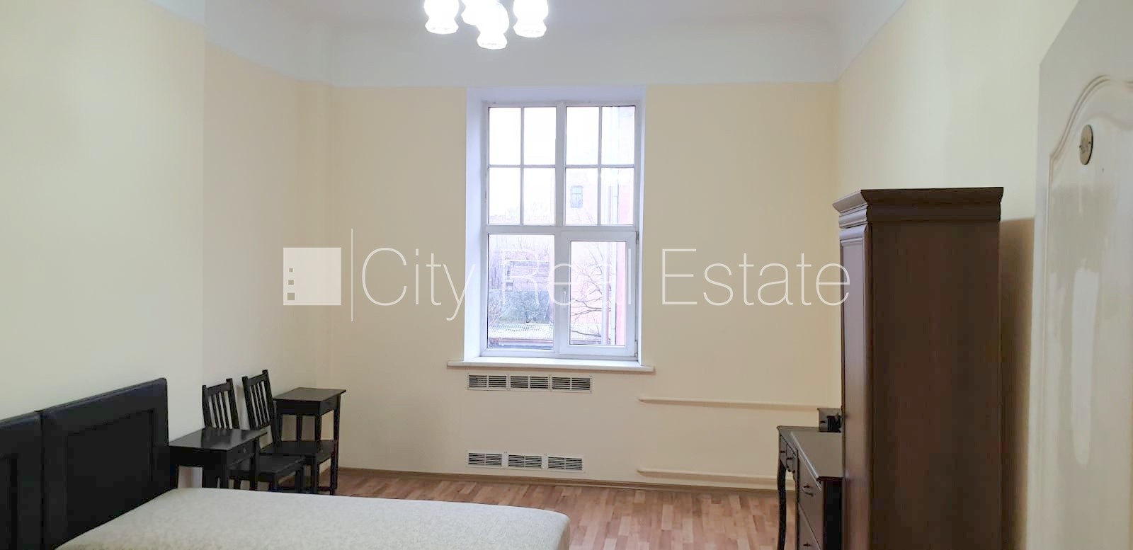 Sludinājumi. Fasādes māja, renovēta māja, ieeja no ielas, ir lifts, kāpņu telpa pēc kapitālā remonta, logi Cena: 235 EUR/mēn Foto #1