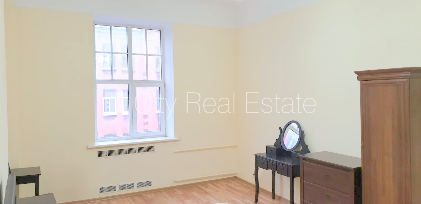 Sludinājumi. Fasādes māja, renovēta māja, ieeja no ielas, ir lifts, kāpņu telpa pēc kapitālā remonta, logi Cena: 235 EUR/mēn Foto #2