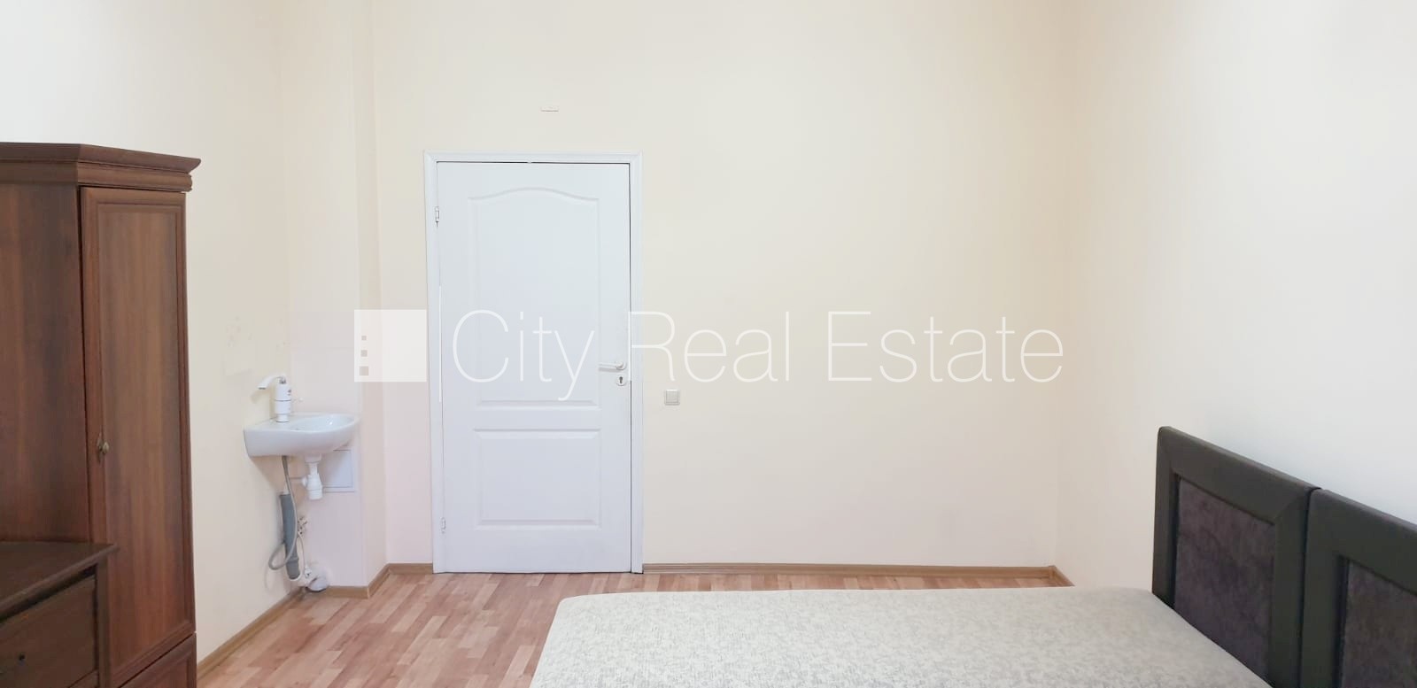 Sludinājumi. Fasādes māja, renovēta māja, ieeja no ielas, ir lifts, kāpņu telpa pēc kapitālā remonta, logi Cena: 235 EUR/mēn Foto #3