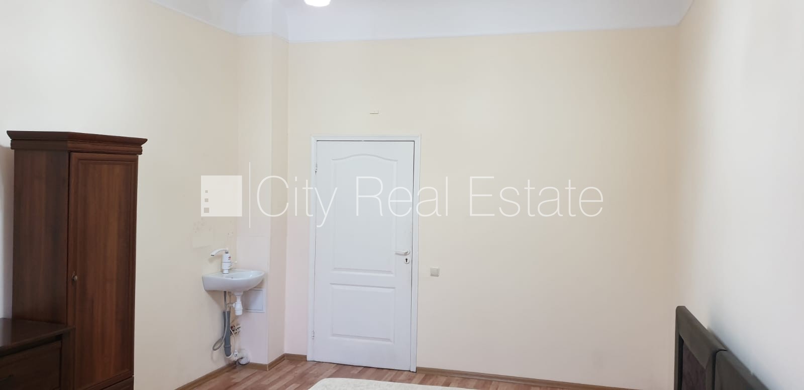 Sludinājumi. Fasādes māja, renovēta māja, ieeja no ielas, ir lifts, kāpņu telpa pēc kapitālā remonta, logi Cena: 235 EUR/mēn Foto #4