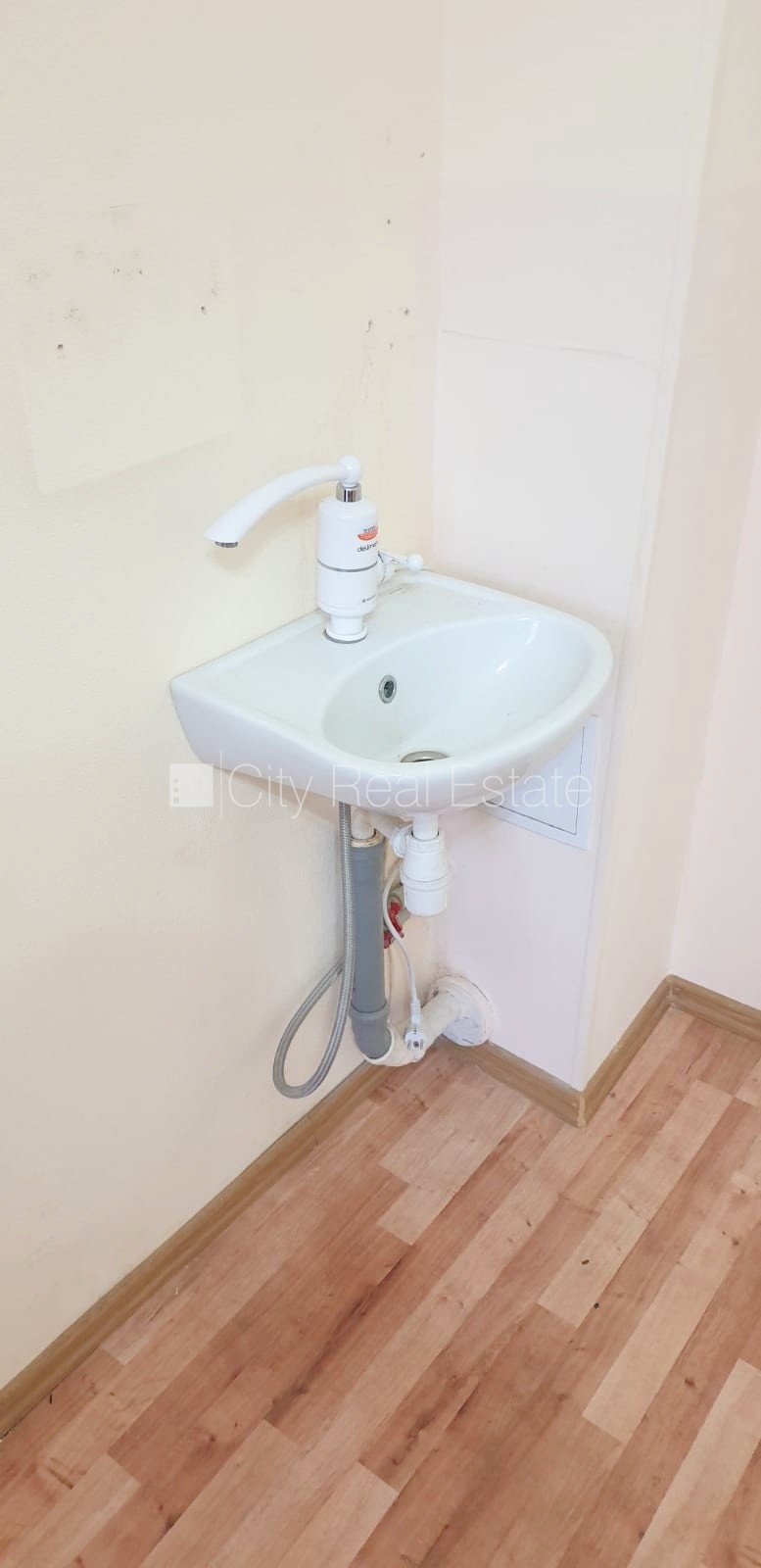 Sludinājumi. Fasādes māja, renovēta māja, ieeja no ielas, ir lifts, kāpņu telpa pēc kapitālā remonta, logi Cena: 235 EUR/mēn Foto #6