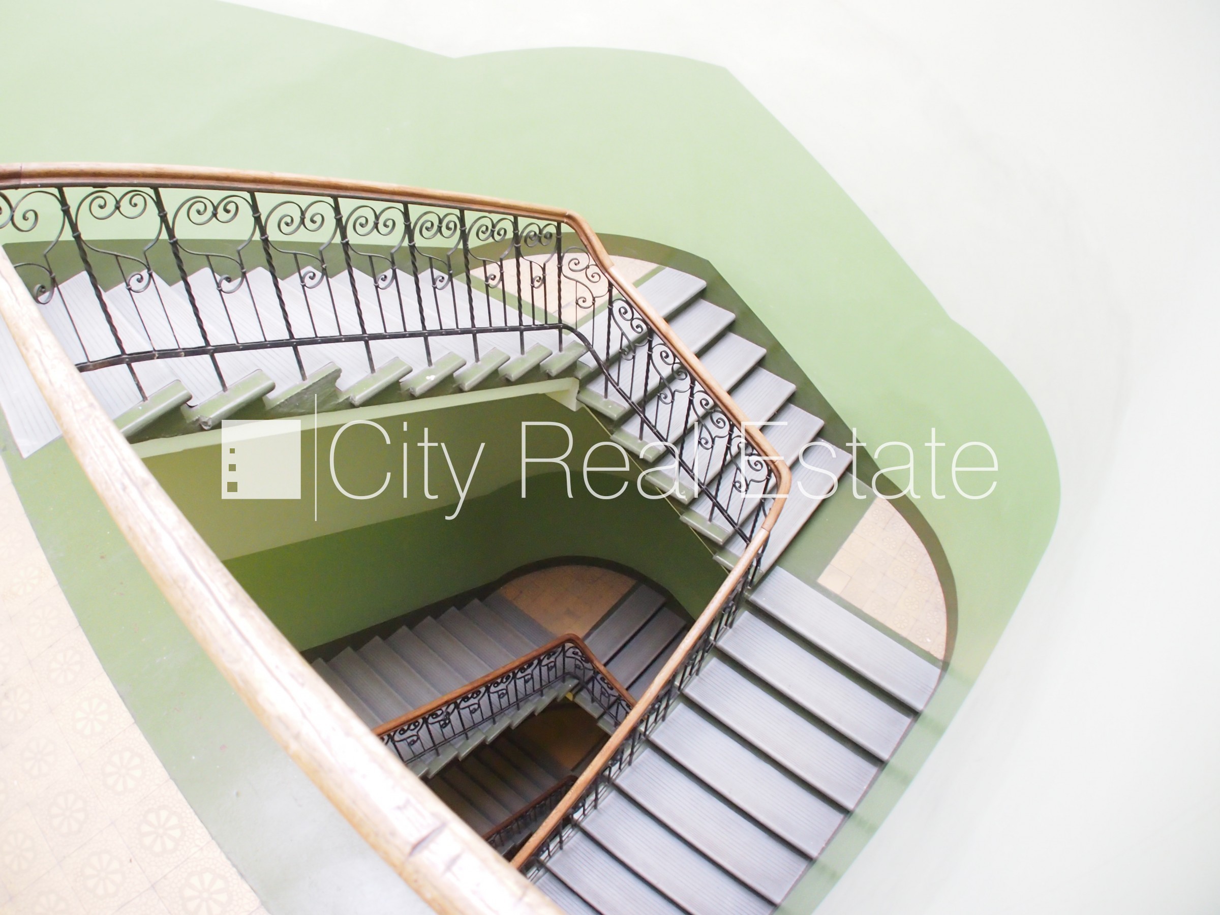 Sludinājumi. Fasādes māja, renovēta māja, ieeja no ielas, ir lifts, kāpņu telpa pēc kapitālā remonta, logi Cena: 235 EUR/mēn Foto #13