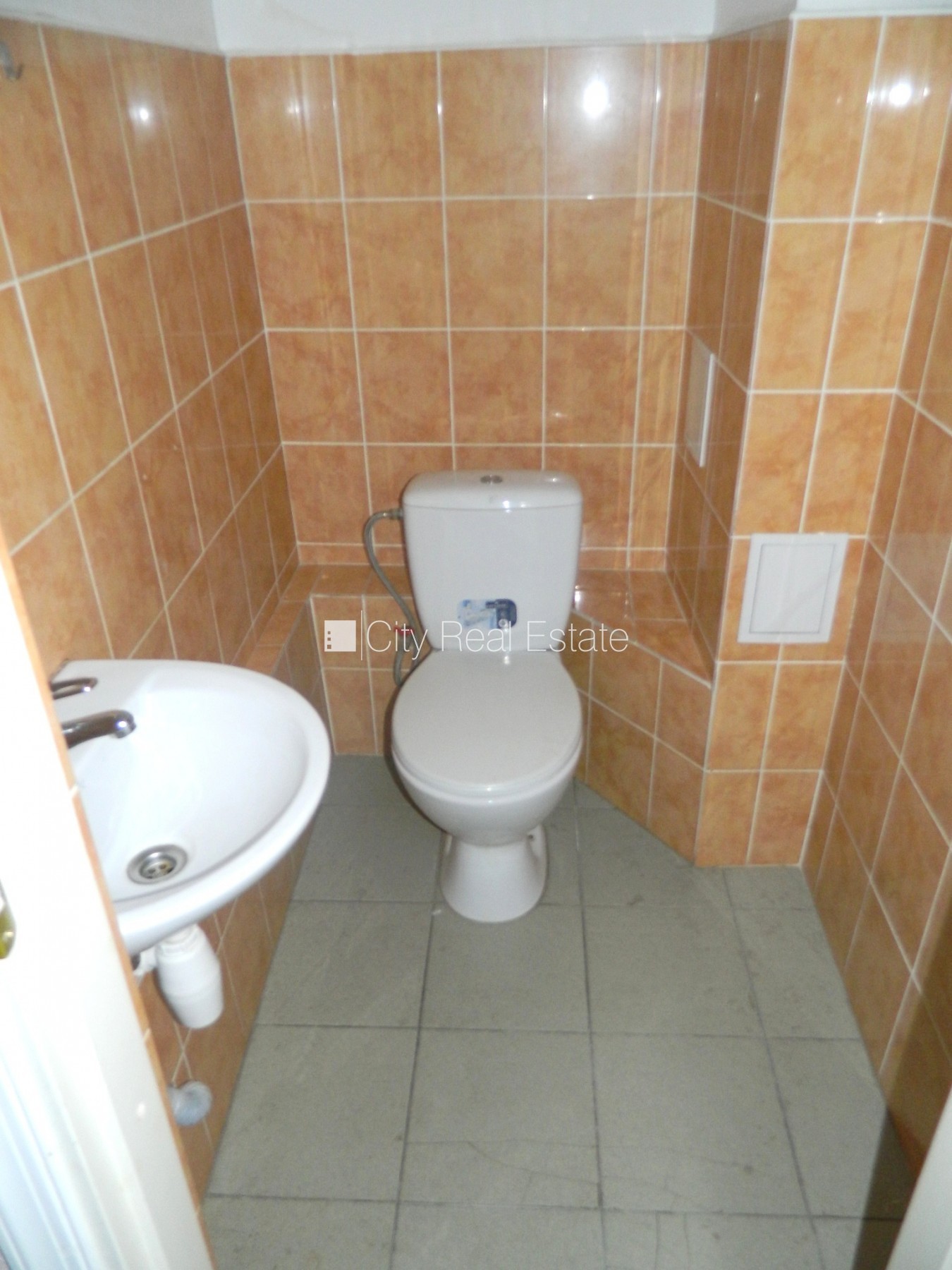 Sludinājumi. Fasādes māja, renovēta māja, ieeja no ielas, ir lifts, kāpņu telpa pēc kapitālā remonta, logi Cena: 240 EUR/mēn Foto #8