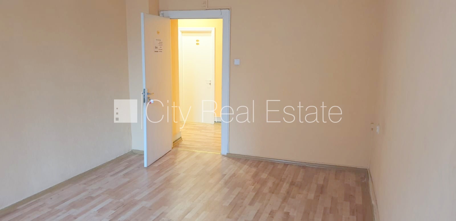 Sludinājumi. Fasādes māja, renovēta māja, ieeja no ielas, ir lifts, kāpņu telpa pēc kapitālā remonta, logi Cena: 240 EUR/mēn Foto #1