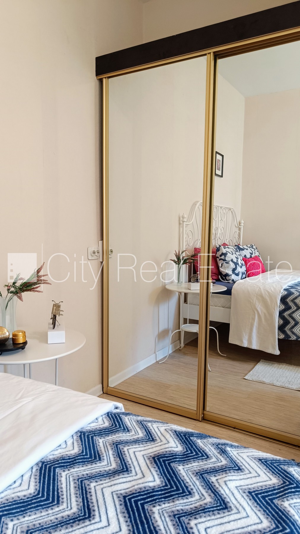 Sludinājumi. Pagalma ēka, renovēta māja, labiekārtots apzaļumots pagalms, slēgts pagalms, ieeja no pagalma, ir Cena: 700 EUR/mēn Foto #3