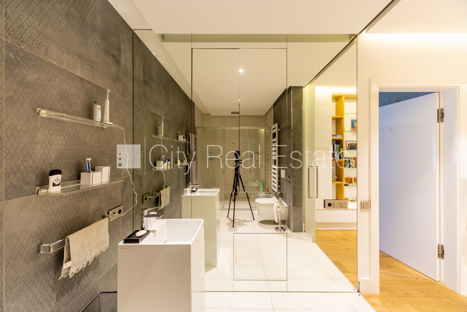 Sludinājumi. Privātmāja, labiekārtota apzaļumota teritorija, iežogota teritorija, vieta automašīnai, terase, Cena: 3000 EUR/mēn Foto #20