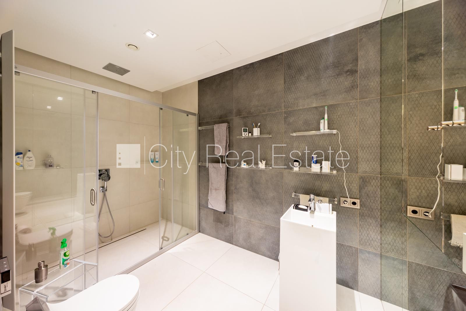 Sludinājumi. Privātmāja, labiekārtota apzaļumota teritorija, iežogota teritorija, vieta automašīnai, terase, Cena: 3000 EUR/mēn Foto #19