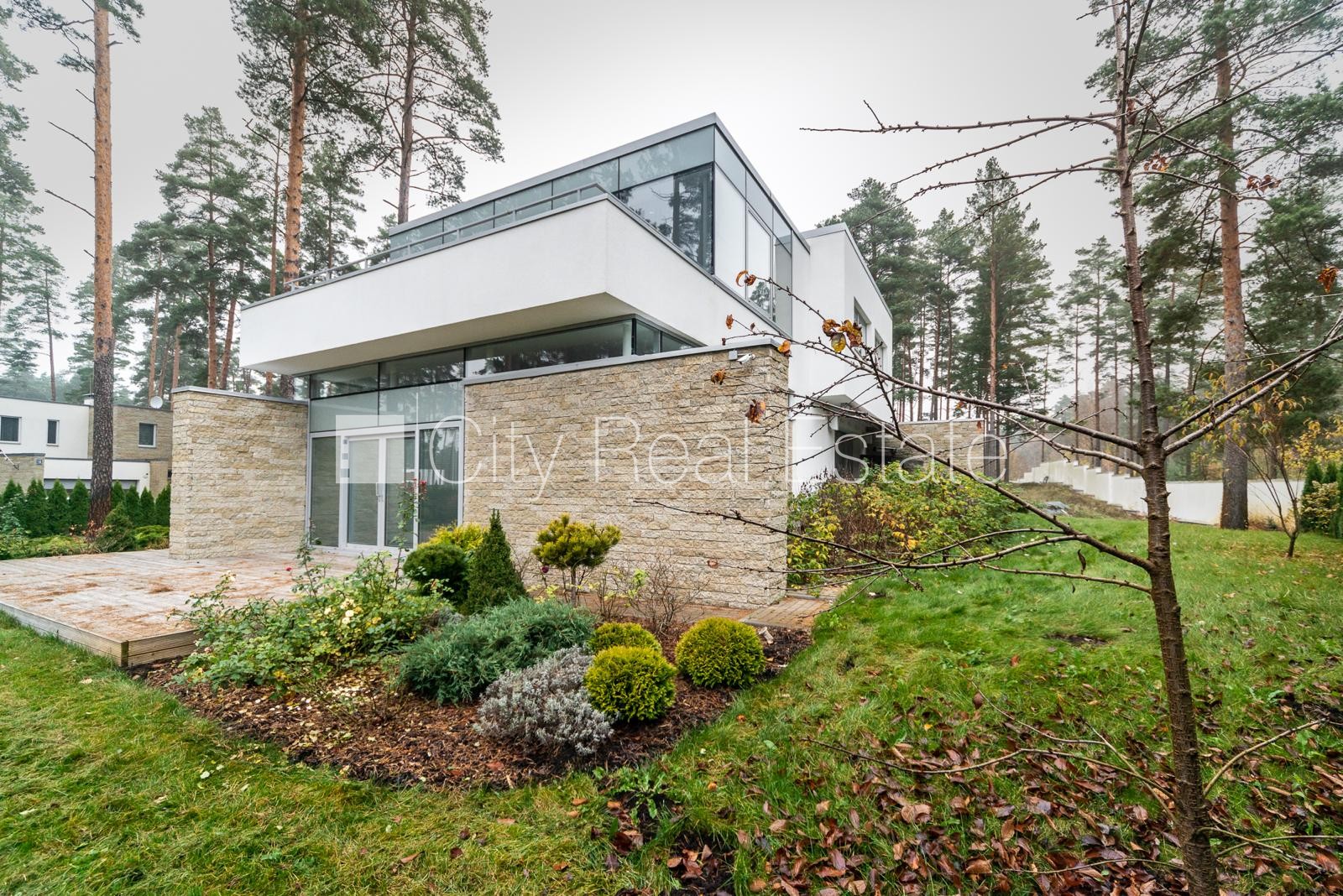 Sludinājumi. Privātmāja, labiekārtota apzaļumota teritorija, iežogota teritorija, vieta automašīnai, terase, Cena: 3000 EUR/mēn Foto #24