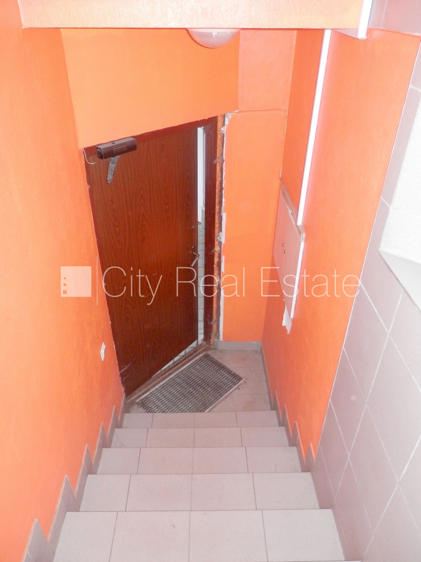 Sludinājumi. Fasādes māja, renovēta māja, vieta vairākām automašīnām, apsargāta autostāvvieta, objektu apsargā Cena: 700 EUR/mēn Foto #21