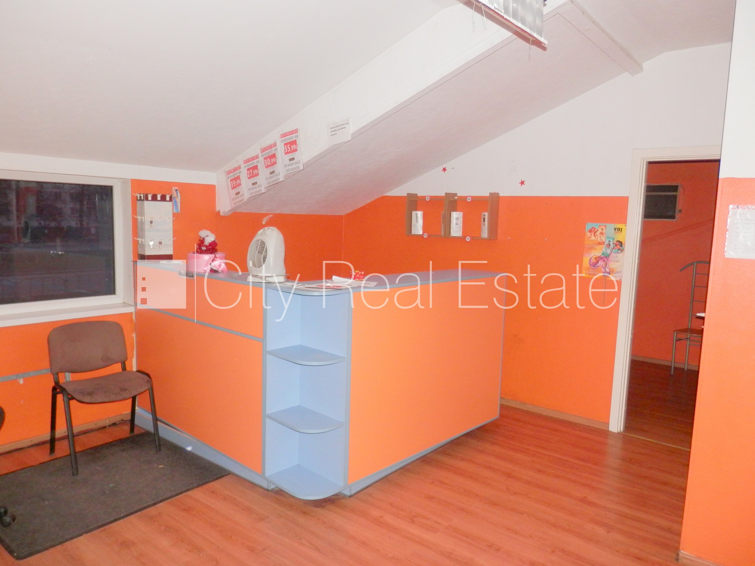 Sludinājumi. Fasādes māja, renovēta māja, vieta vairākām automašīnām, apsargāta autostāvvieta, objektu apsargā Cena: 700 EUR/mēn Foto #9