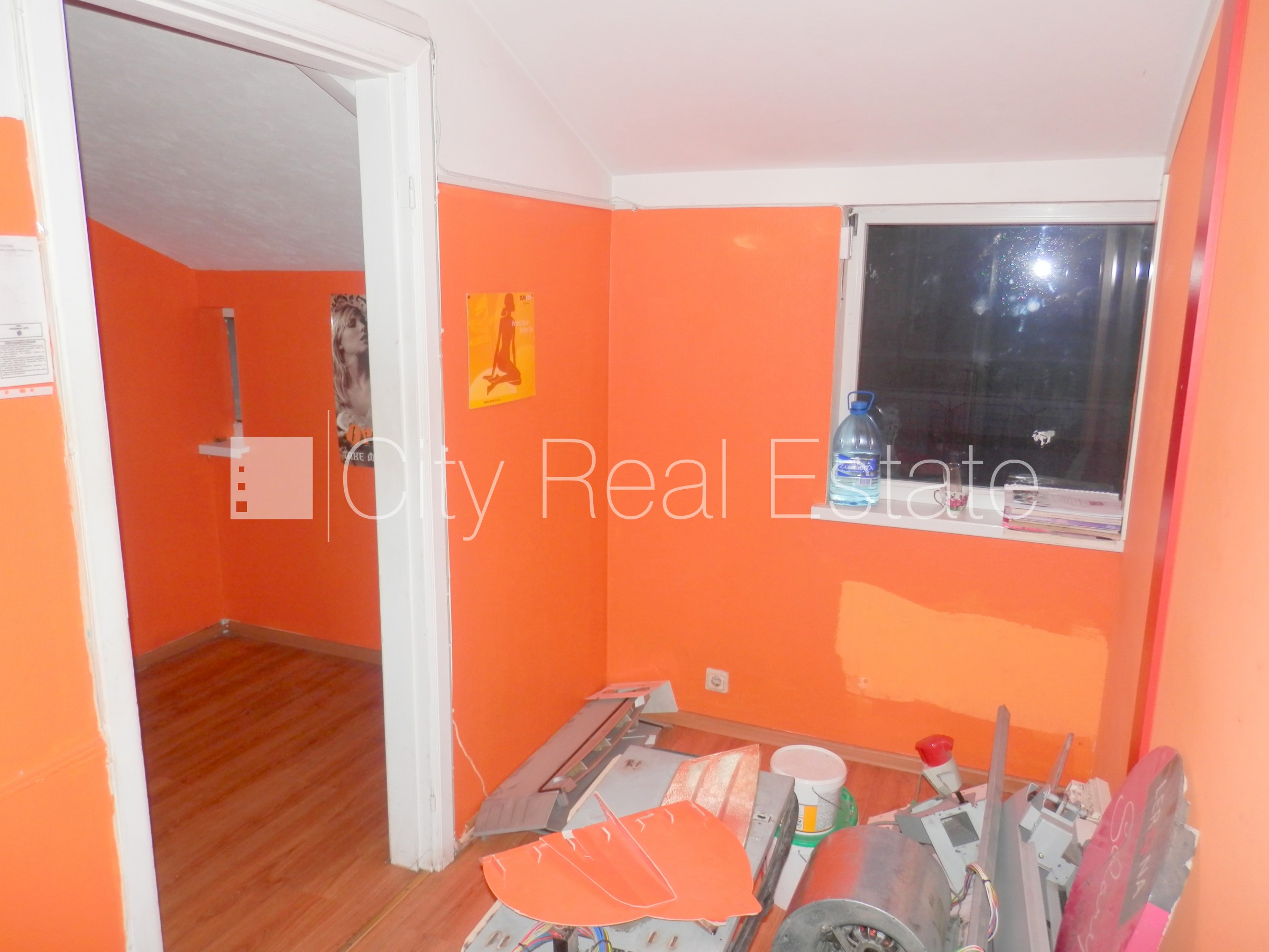 Sludinājumi. Fasādes māja, renovēta māja, vieta vairākām automašīnām, apsargāta autostāvvieta, objektu apsargā Cena: 700 EUR/mēn Foto #10