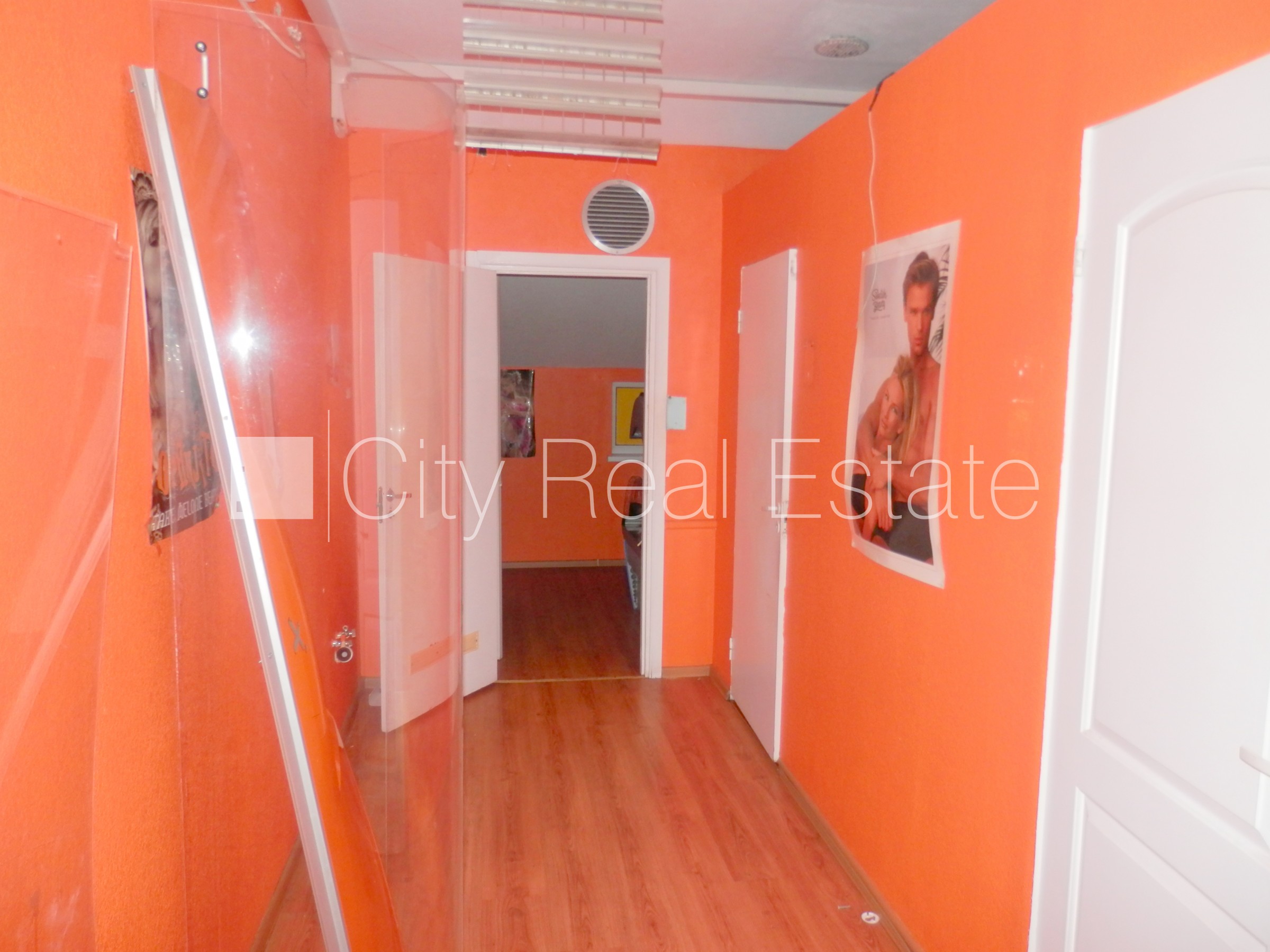 Sludinājumi. Fasādes māja, renovēta māja, vieta vairākām automašīnām, apsargāta autostāvvieta, objektu apsargā Cena: 700 EUR/mēn Foto #5