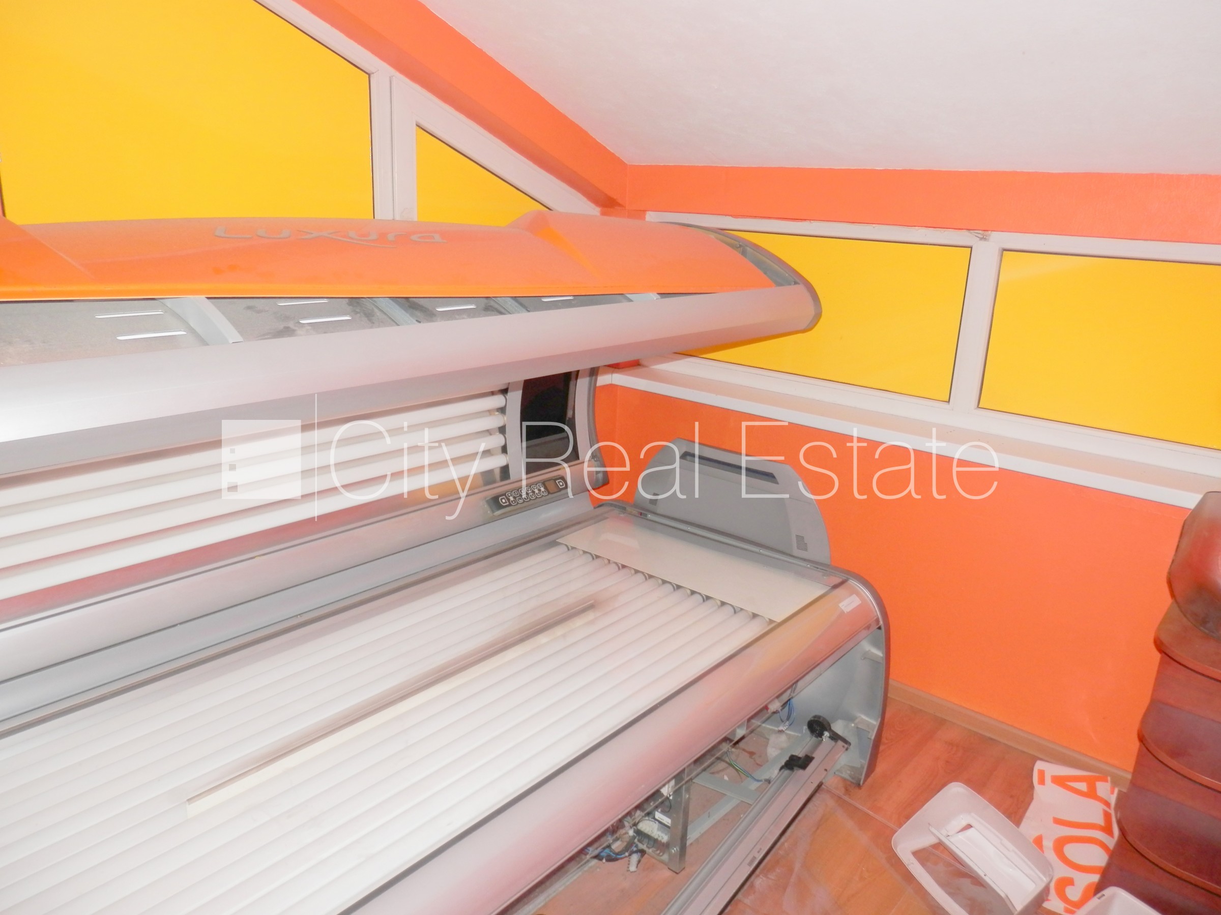 Sludinājumi. Fasādes māja, renovēta māja, vieta vairākām automašīnām, apsargāta autostāvvieta, objektu apsargā Cena: 700 EUR/mēn Foto #11