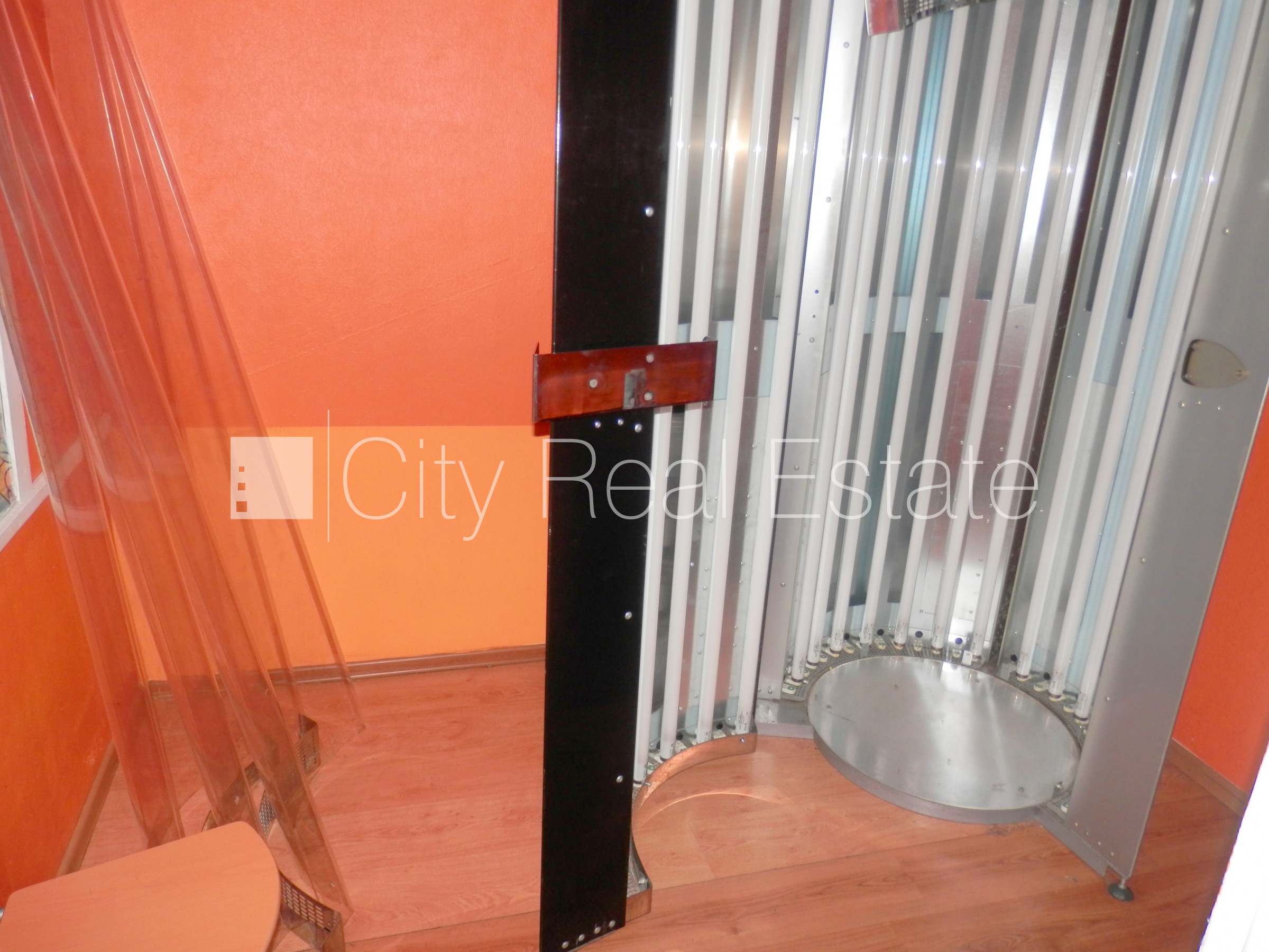 Sludinājumi. Fasādes māja, renovēta māja, vieta vairākām automašīnām, apsargāta autostāvvieta, objektu apsargā Cena: 700 EUR/mēn Foto #12