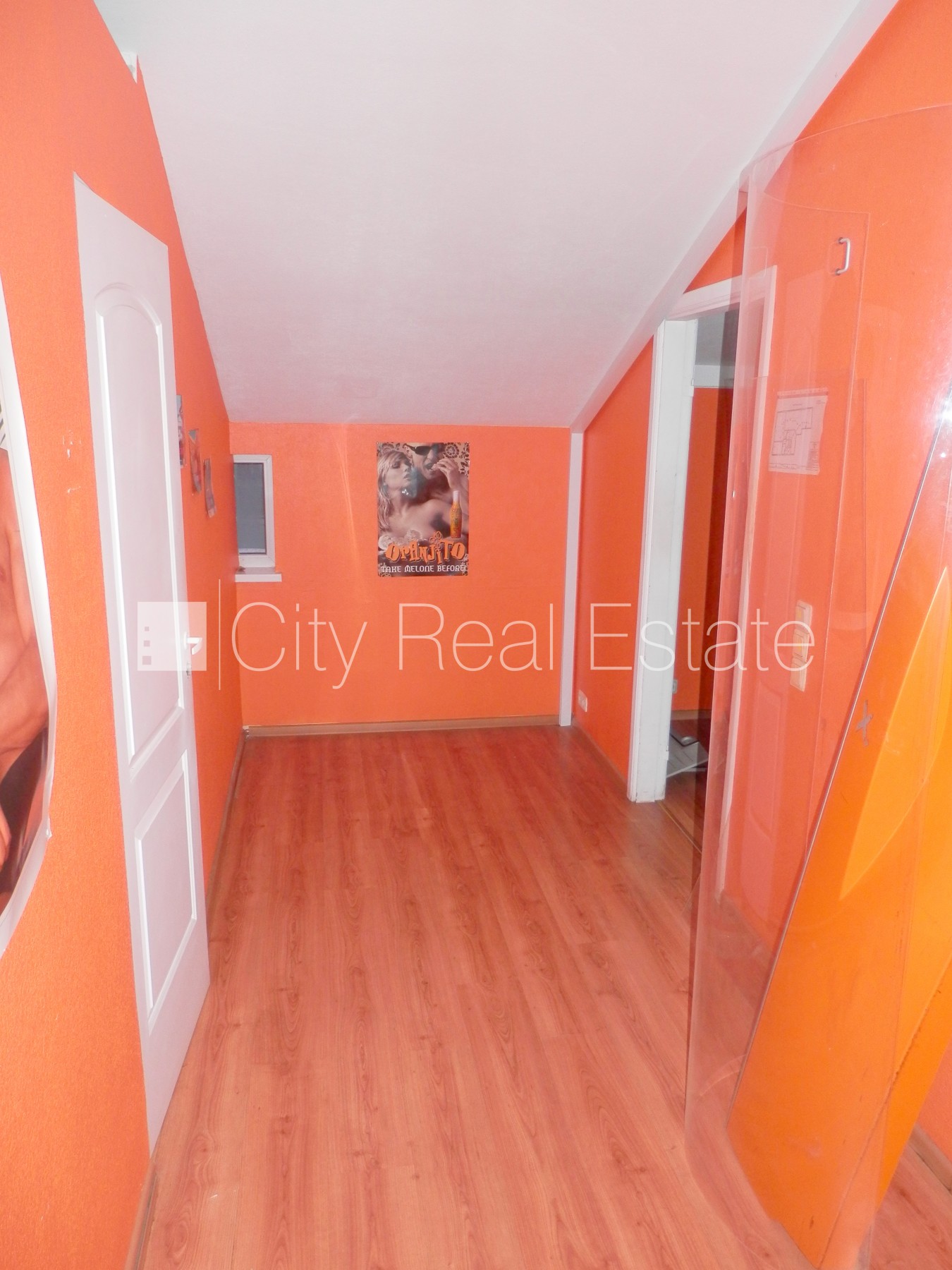 Sludinājumi. Fasādes māja, renovēta māja, vieta vairākām automašīnām, apsargāta autostāvvieta, objektu apsargā Cena: 700 EUR/mēn Foto #14