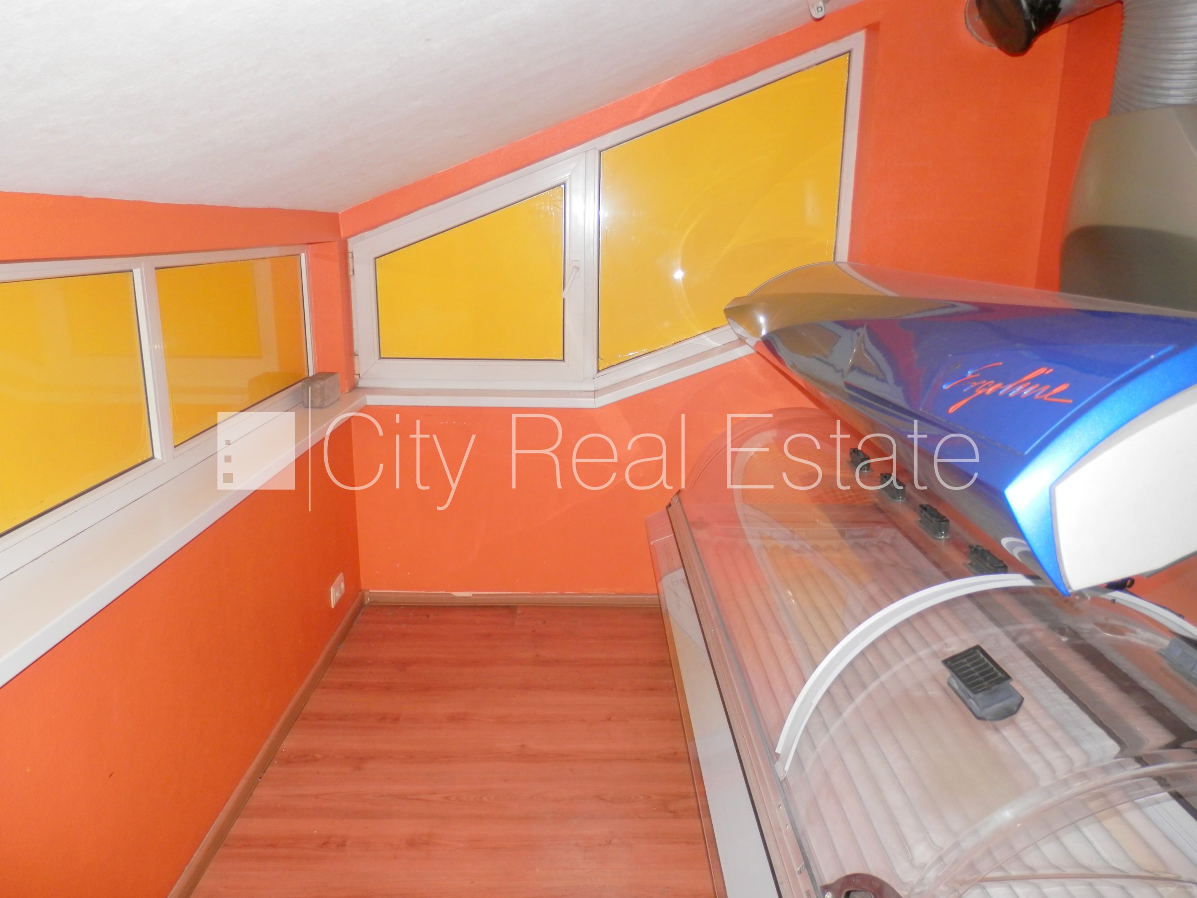 Sludinājumi. Fasādes māja, renovēta māja, vieta vairākām automašīnām, apsargāta autostāvvieta, objektu apsargā Cena: 700 EUR/mēn Foto #6