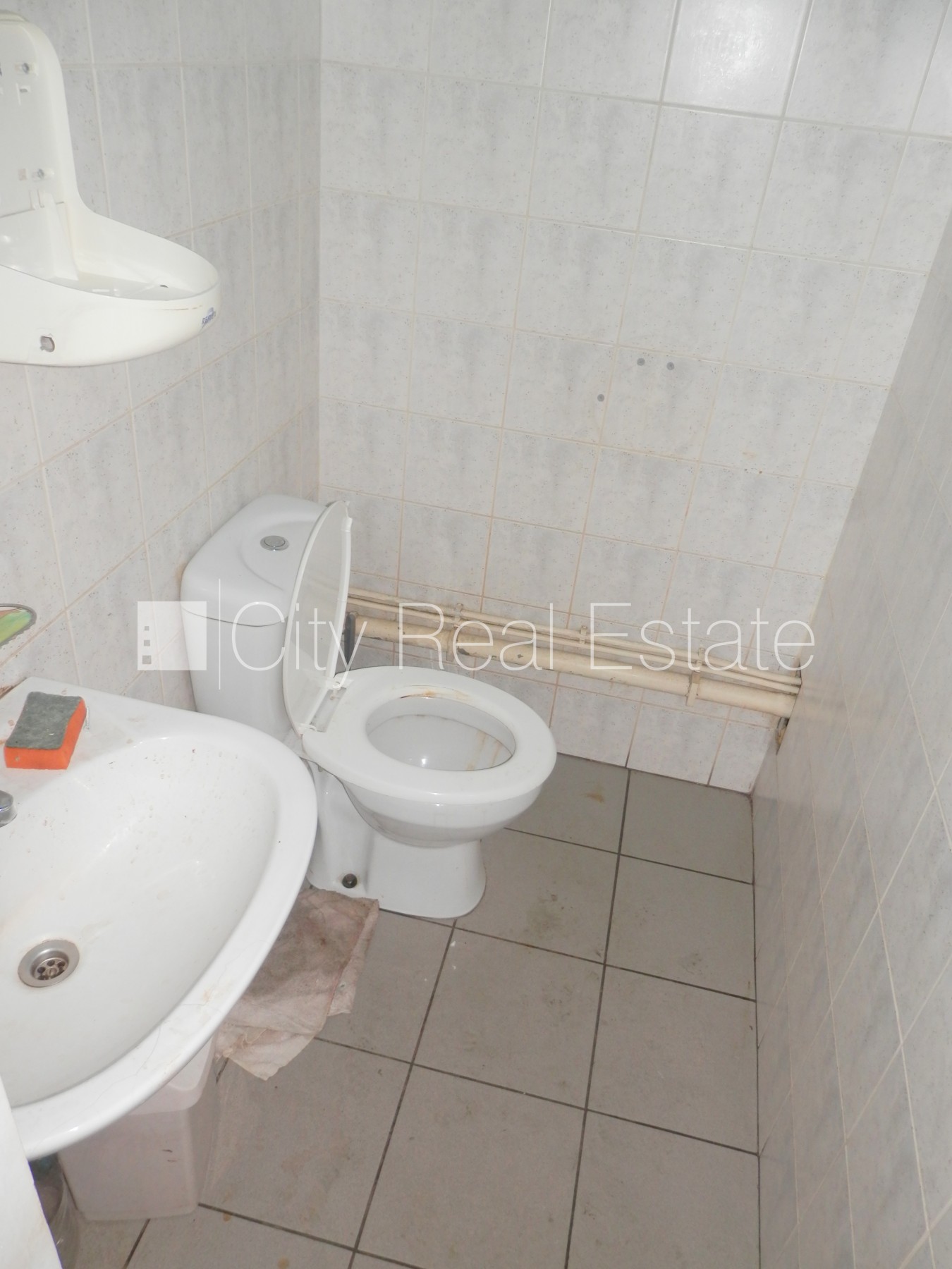 Sludinājumi. Fasādes māja, renovēta māja, vieta vairākām automašīnām, apsargāta autostāvvieta, objektu apsargā Cena: 700 EUR/mēn Foto #15