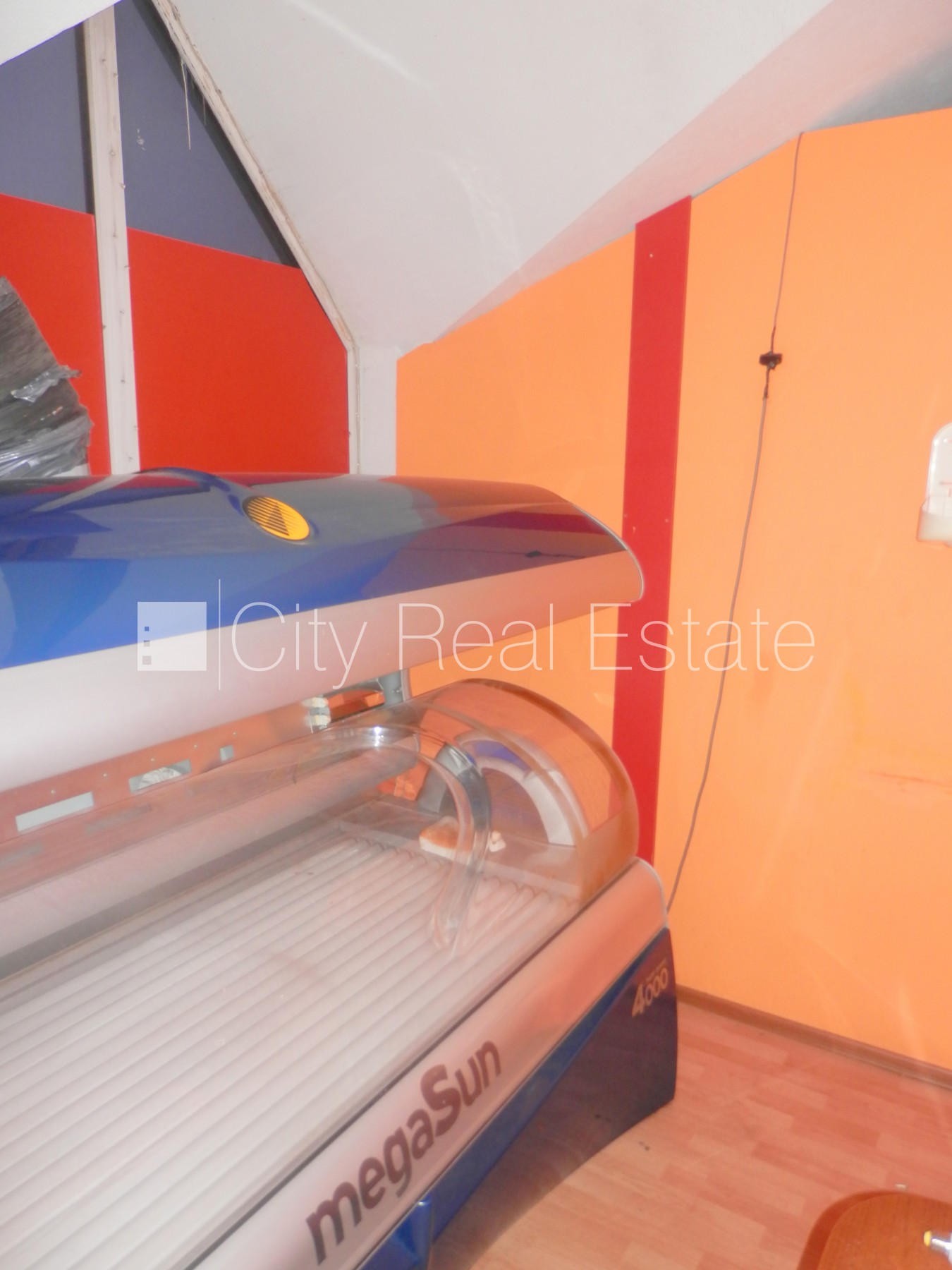 Sludinājumi. Fasādes māja, renovēta māja, vieta vairākām automašīnām, apsargāta autostāvvieta, objektu apsargā Cena: 700 EUR/mēn Foto #16