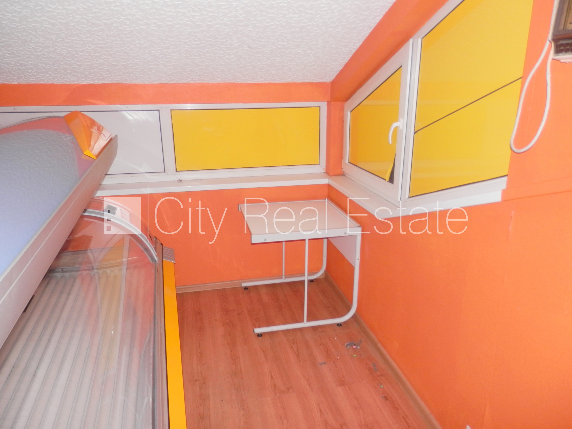 Sludinājumi. Fasādes māja, renovēta māja, vieta vairākām automašīnām, apsargāta autostāvvieta, objektu apsargā Cena: 700 EUR/mēn Foto #7