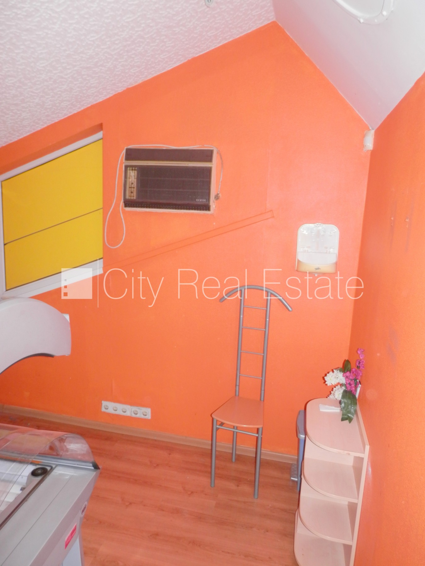 Sludinājumi. Fasādes māja, renovēta māja, vieta vairākām automašīnām, apsargāta autostāvvieta, objektu apsargā Cena: 700 EUR/mēn Foto #8