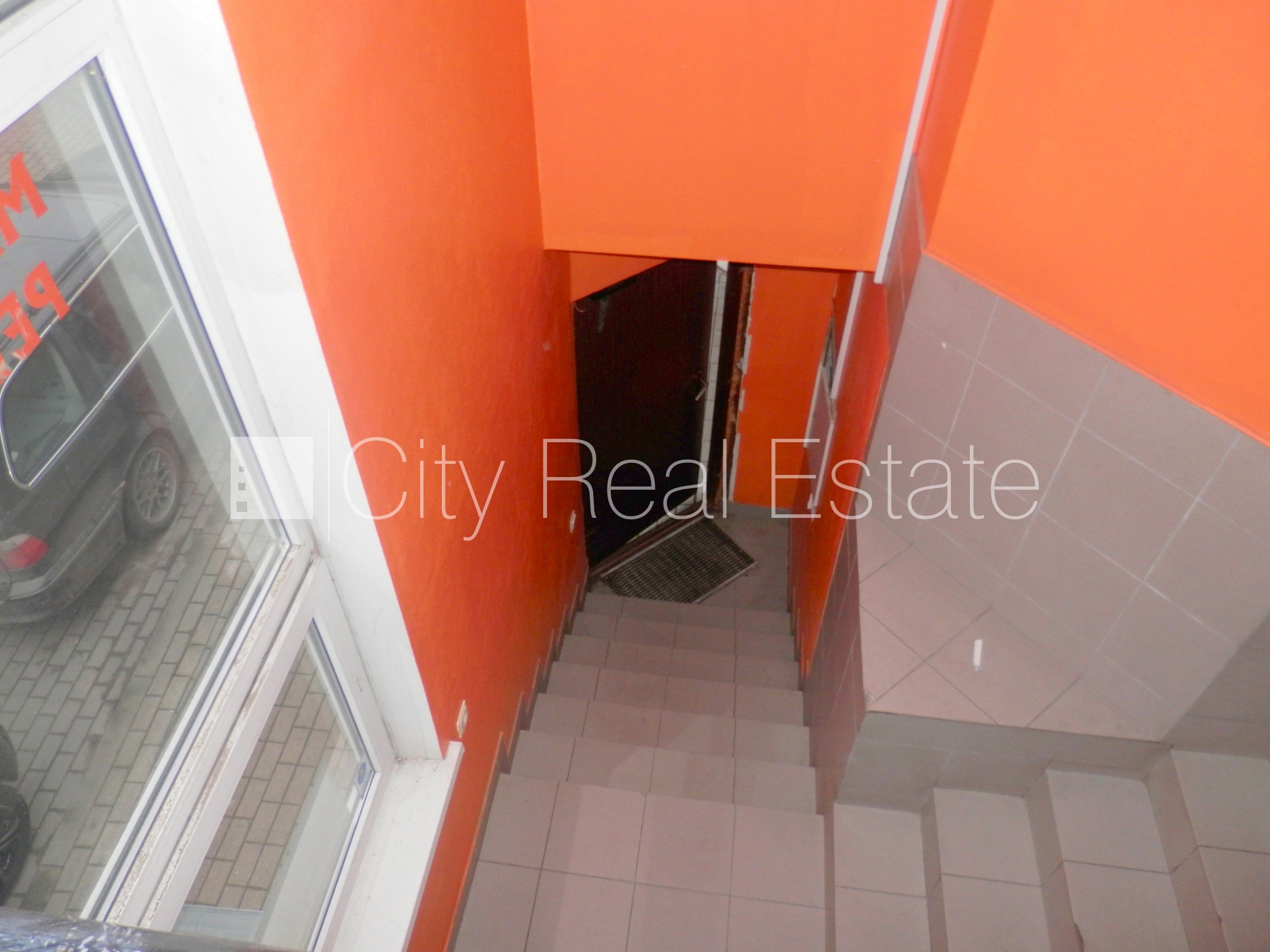 Sludinājumi. Fasādes māja, renovēta māja, vieta vairākām automašīnām, apsargāta autostāvvieta, objektu apsargā Cena: 700 EUR/mēn Foto #19