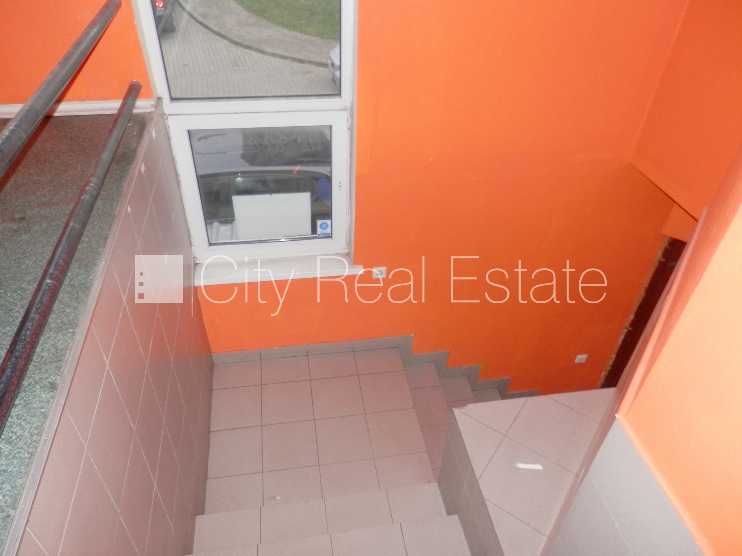 Sludinājumi. Fasādes māja, renovēta māja, vieta vairākām automašīnām, apsargāta autostāvvieta, objektu apsargā Cena: 700 EUR/mēn Foto #20