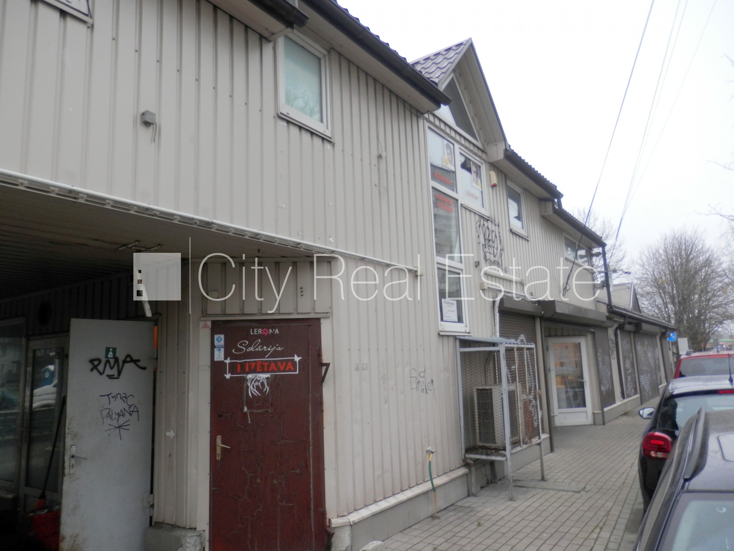 Sludinājumi. Fasādes māja, renovēta māja, vieta vairākām automašīnām, apsargāta autostāvvieta, objektu apsargā Cena: 700 EUR/mēn Foto #22