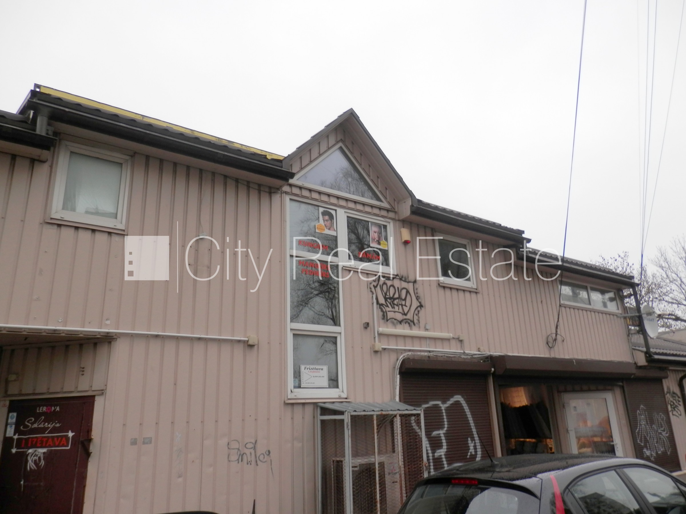 Sludinājumi. Fasādes māja, renovēta māja, vieta vairākām automašīnām, apsargāta autostāvvieta, objektu apsargā Cena: 700 EUR/mēn Foto #23
