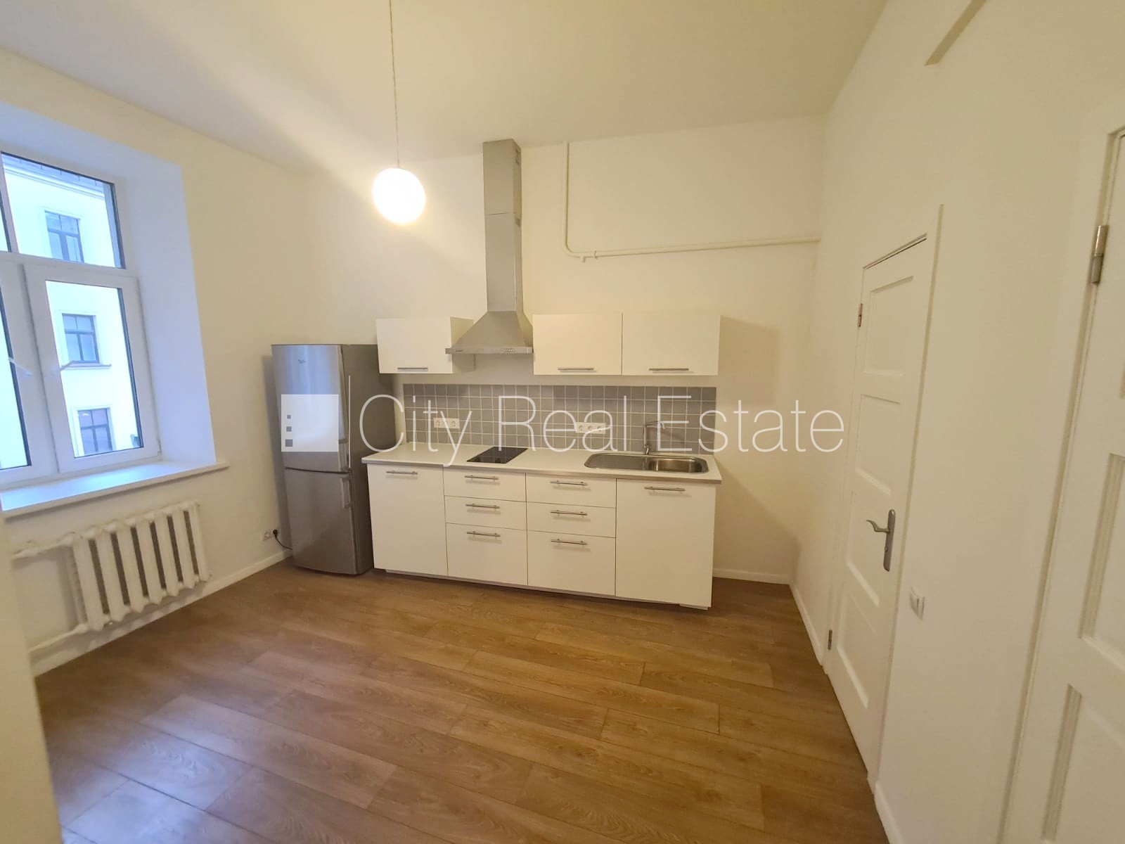 Sludinājumi. Fasādes māja, renovēta māja, ieeja no ielas, ir lifts, kāpņu telpa pēc kapitālā remonta, logi Cena: 900 EUR/mēn Foto #8