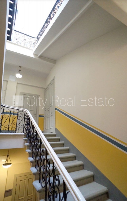 Sludinājumi. Fasādes māja, renovēta māja, ieeja no ielas, ir lifts, kāpņu telpa pēc kapitālā remonta, logi Cena: 900 EUR/mēn Foto #9