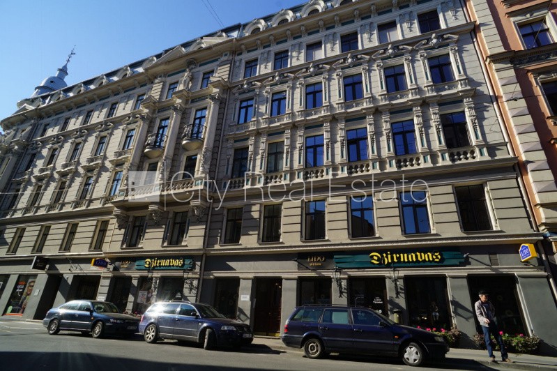 Sludinājumi. Fasādes māja, renovēta māja, ieeja no ielas, ir lifts, kāpņu telpa pēc kapitālā remonta, logi Cena: 900 EUR/mēn Foto #12