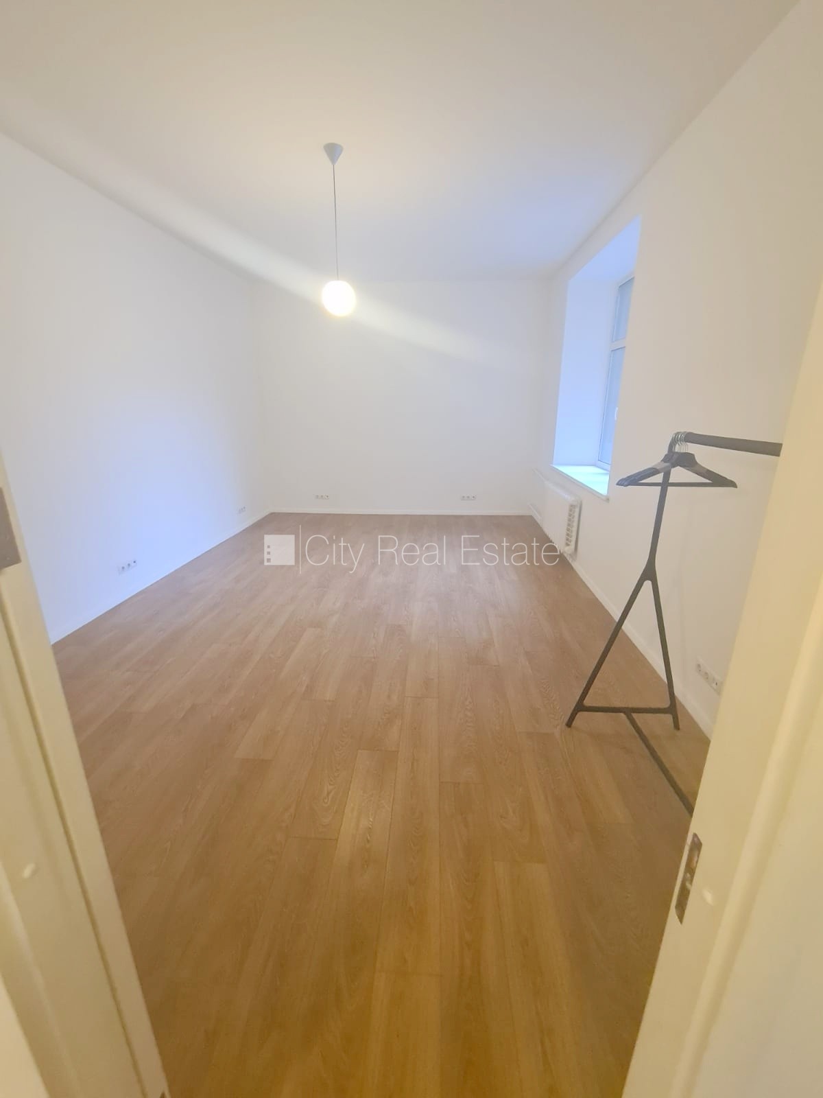 Sludinājumi. Fasādes māja, renovēta māja, ieeja no ielas, ir lifts, kāpņu telpa pēc kapitālā remonta, logi Cena: 900 EUR/mēn Foto #7