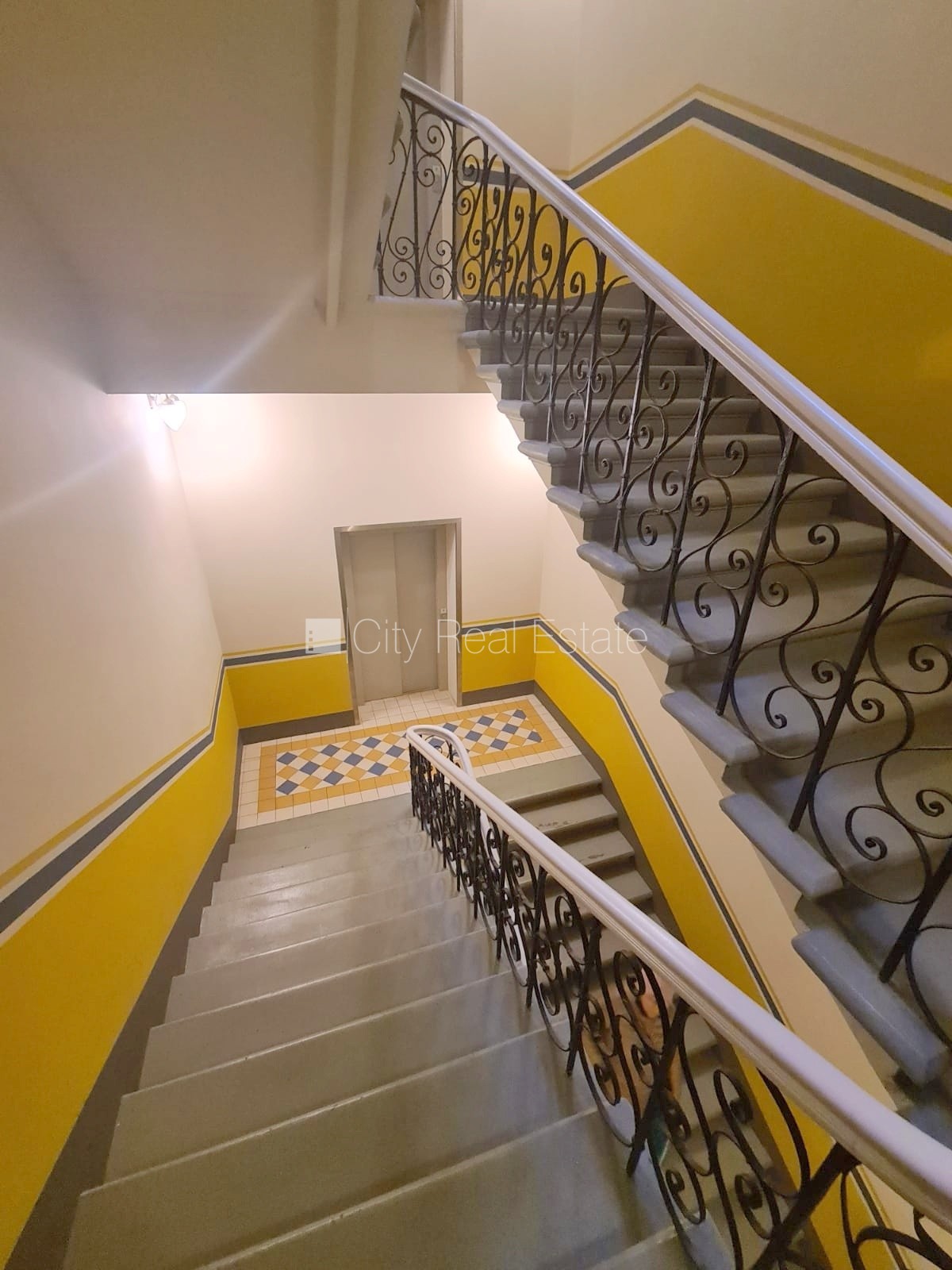 Sludinājumi. Fasādes māja, renovēta māja, ieeja no ielas, ir lifts, kāpņu telpa pēc kapitālā remonta, logi Cena: 900 EUR/mēn Foto #10