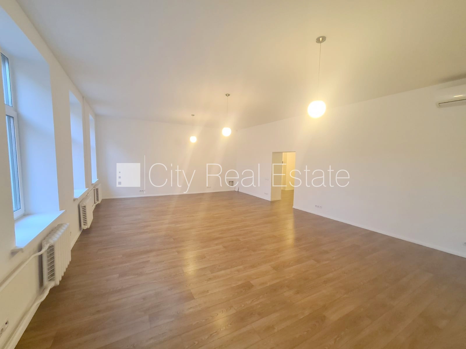 Sludinājumi. Fasādes māja, renovēta māja, ieeja no ielas, ir lifts, kāpņu telpa pēc kapitālā remonta, logi Cena: 900 EUR/mēn Foto #3