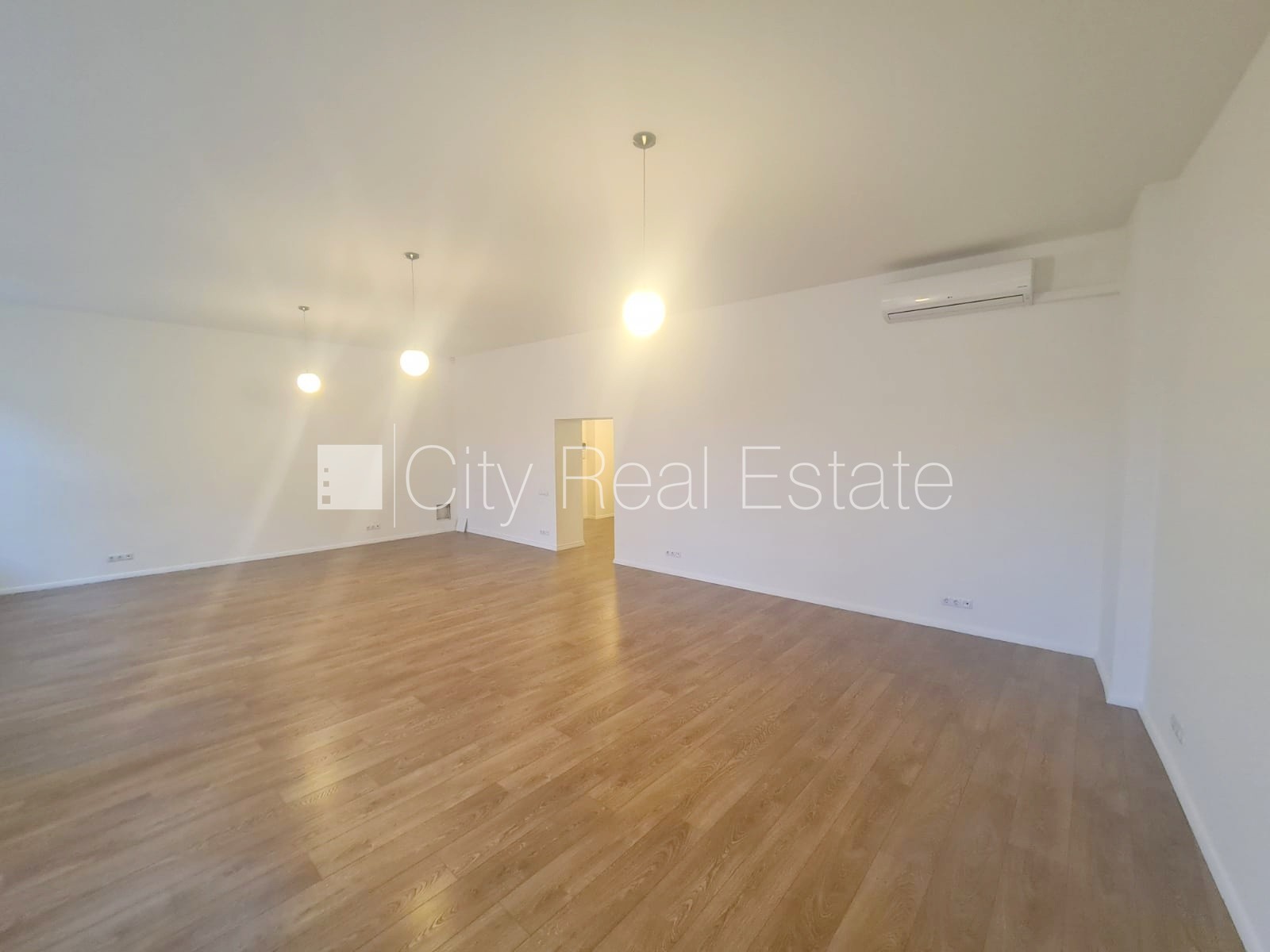 Sludinājumi. Fasādes māja, renovēta māja, ieeja no ielas, ir lifts, kāpņu telpa pēc kapitālā remonta, logi Cena: 900 EUR/mēn Foto #4