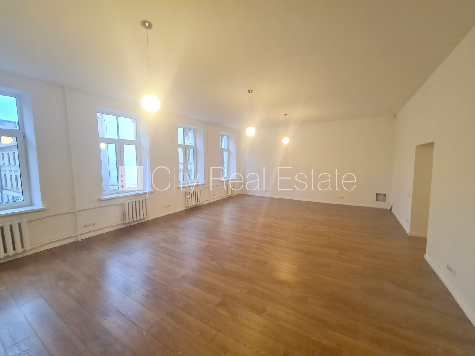 Sludinājumi. Fasādes māja, renovēta māja, ieeja no ielas, ir lifts, kāpņu telpa pēc kapitālā remonta, logi Cena: 900 EUR/mēn Foto #2