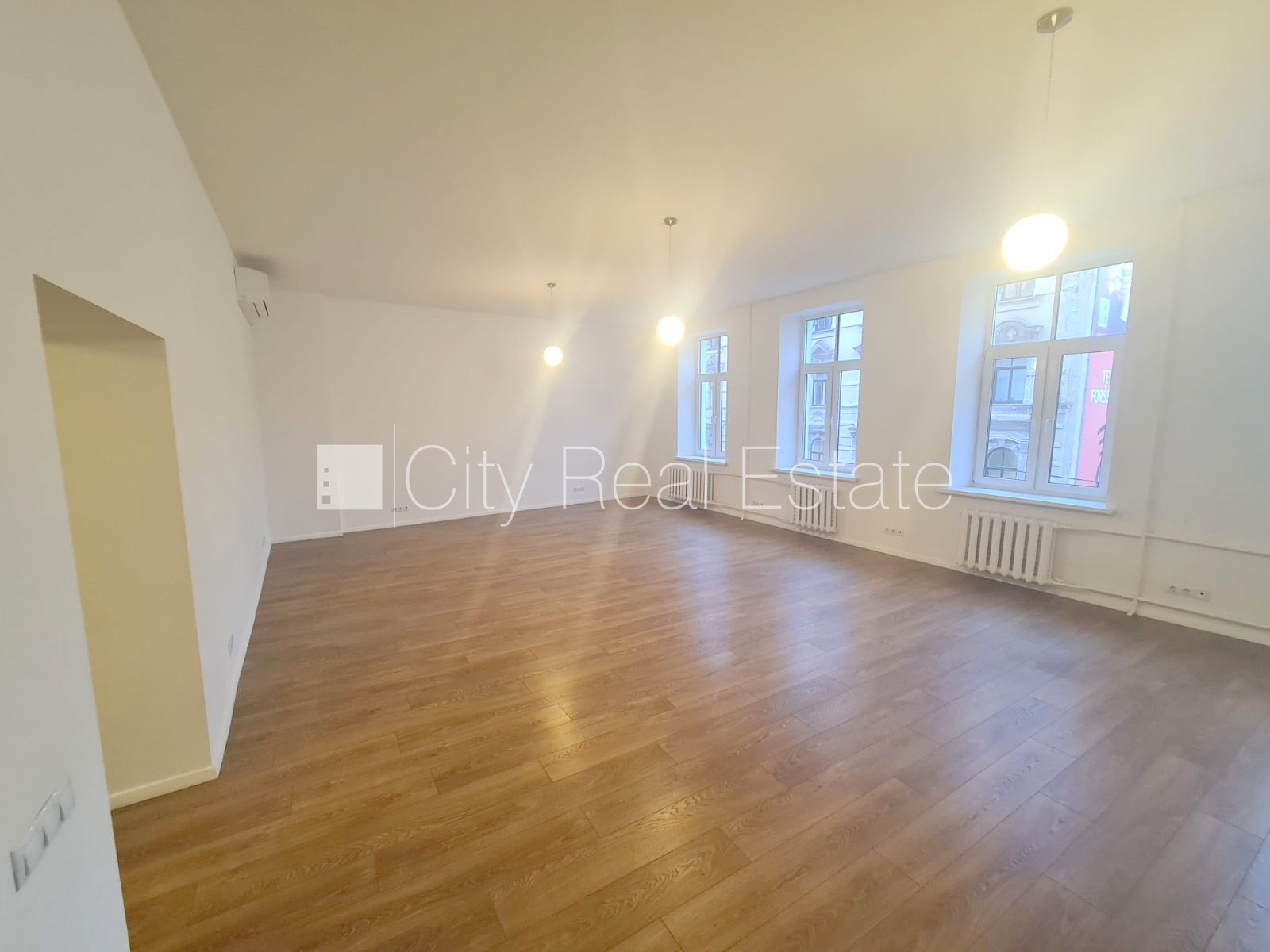 Sludinājumi. Fasādes māja, renovēta māja, ieeja no ielas, ir lifts, kāpņu telpa pēc kapitālā remonta, logi Cena: 900 EUR/mēn Foto #1