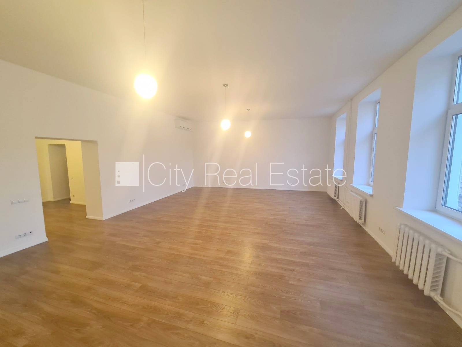 Sludinājumi. Fasādes māja, renovēta māja, ieeja no ielas, ir lifts, kāpņu telpa pēc kapitālā remonta, logi Cena: 900 EUR/mēn Foto #5