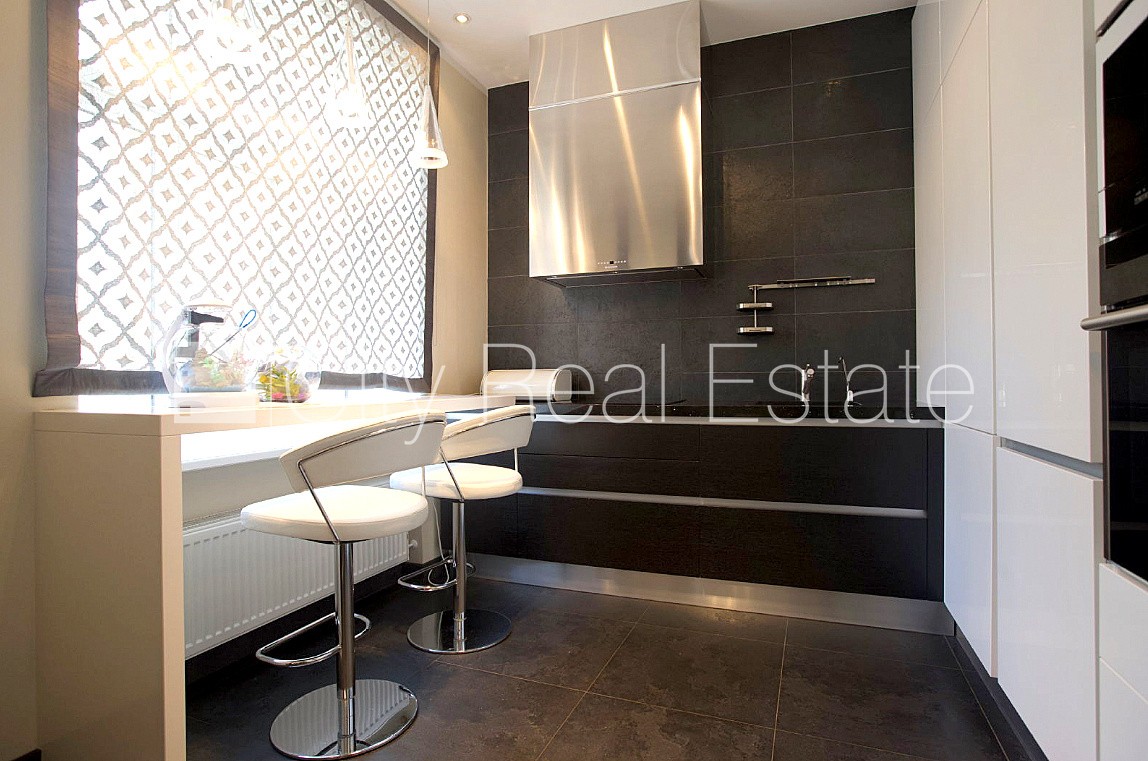 Sludinājumi. Projekts - Blaumaņa 3, fasādes māja, renovēta māja, mainīts Jumta segums, labiekārtota apzaļumota Cena: 2500 EUR/mēn Foto #9