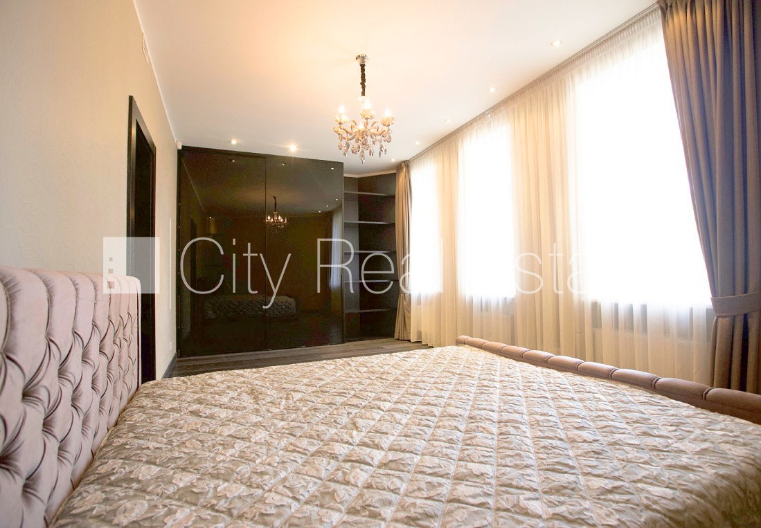 Sludinājumi. Projekts - Blaumaņa 3, fasādes māja, renovēta māja, mainīts Jumta segums, labiekārtota apzaļumota Cena: 2500 EUR/mēn Foto #25