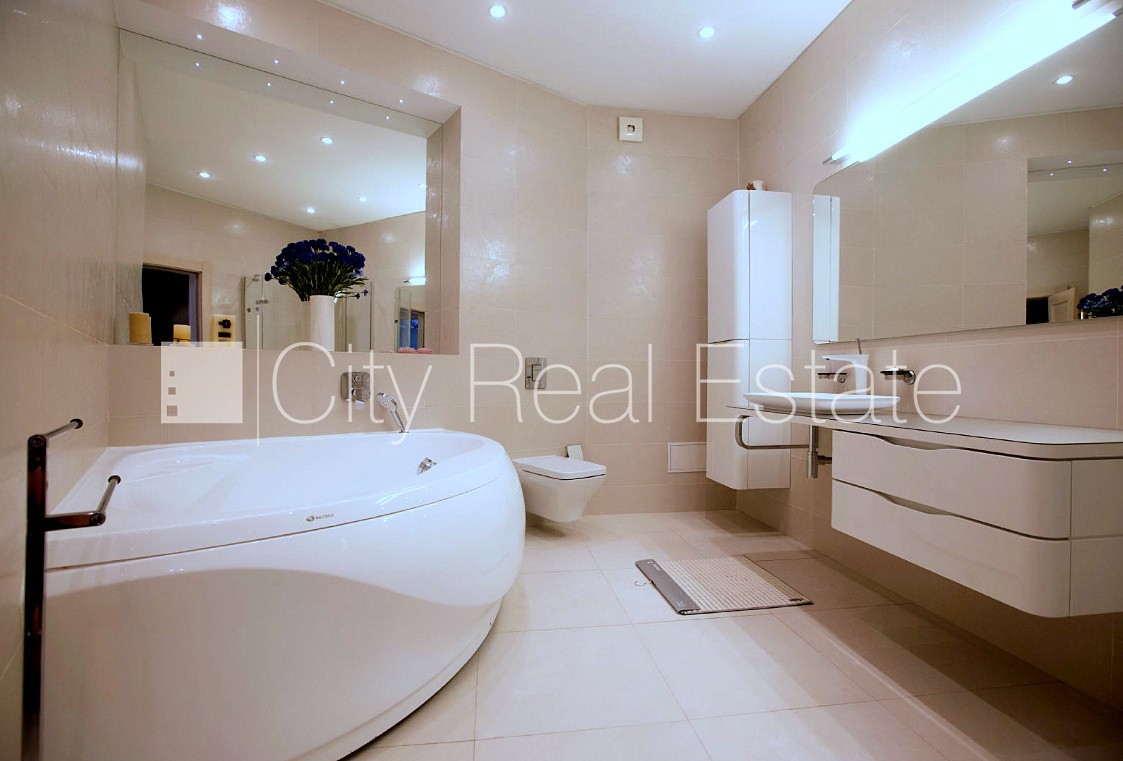 Sludinājumi. Projekts - Blaumaņa 3, fasādes māja, renovēta māja, mainīts Jumta segums, labiekārtota apzaļumota Cena: 2500 EUR/mēn Foto #16