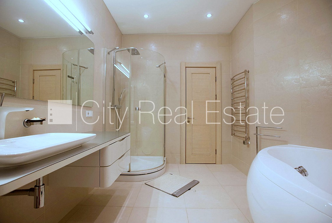 Sludinājumi. Projekts - Blaumaņa 3, fasādes māja, renovēta māja, mainīts Jumta segums, labiekārtota apzaļumota Cena: 2500 EUR/mēn Foto #17