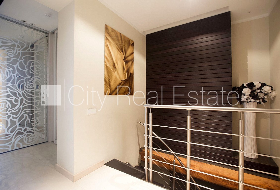 Sludinājumi. Projekts - Blaumaņa 3, fasādes māja, renovēta māja, mainīts Jumta segums, labiekārtota apzaļumota Cena: 2500 EUR/mēn Foto #23