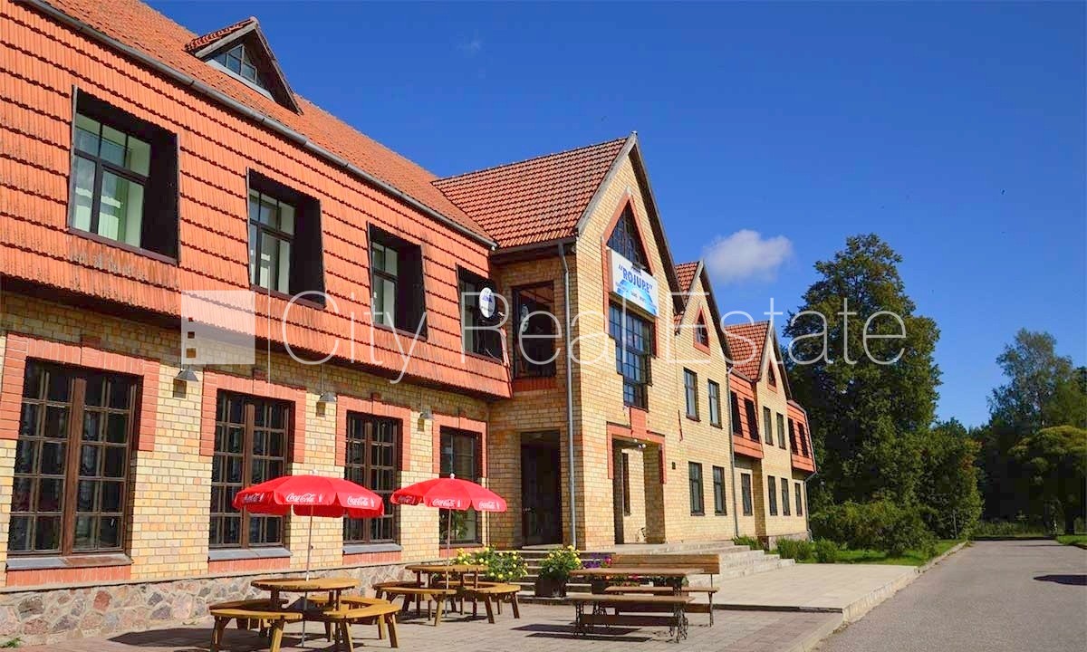 Sludinājumi. Viesu māja, renovēta māja, nomainītas inženierkomunikācijas, ķieģeļu mūra sienas, labiekārtota Cena: 350000 EUR Foto #1