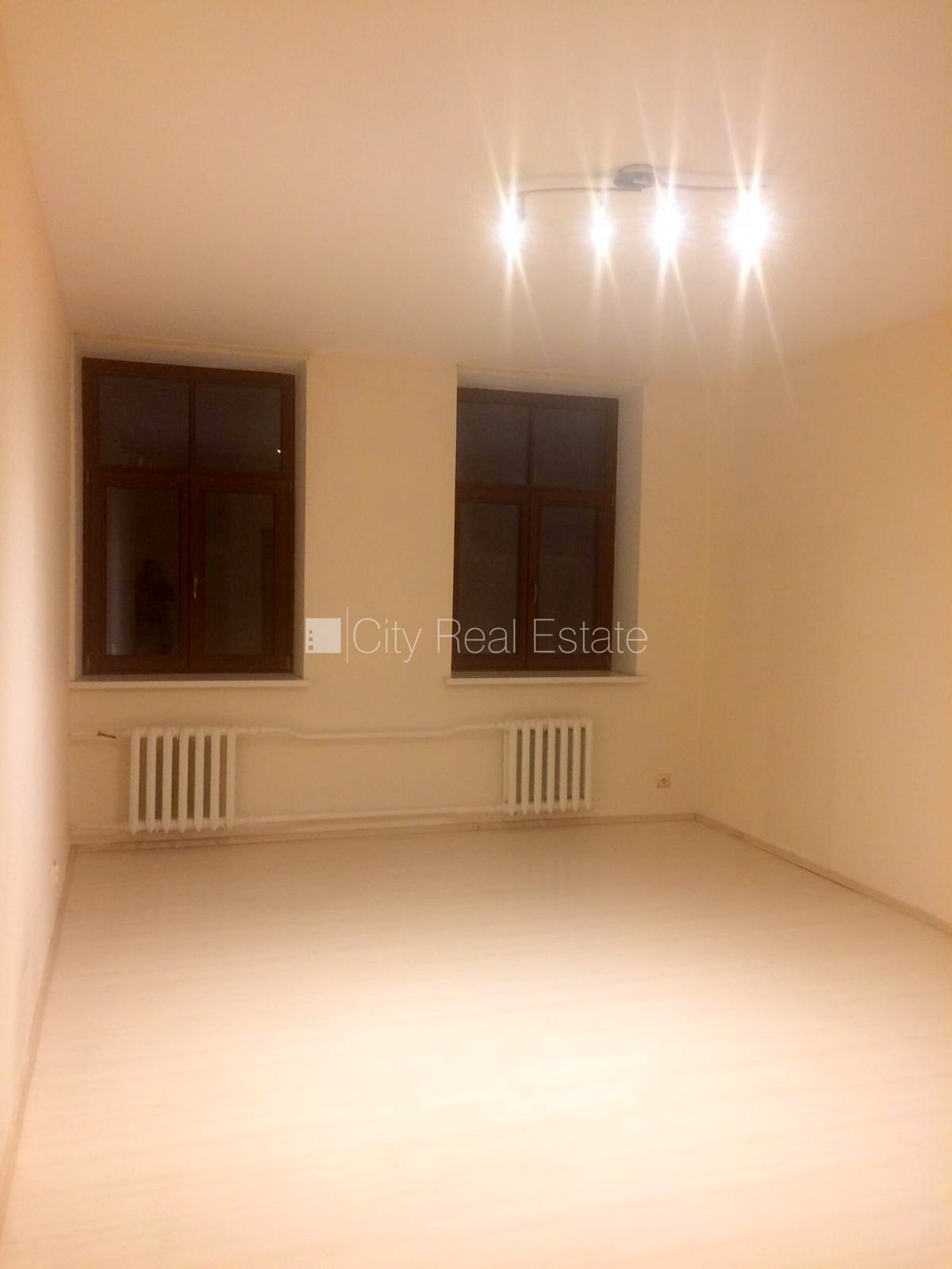 Объявление. Фасадный дом, реновированный дом, охраняемая территория, вход с улицы, лестничная клетка после Цена: 210 EUR/мес. Foto #1