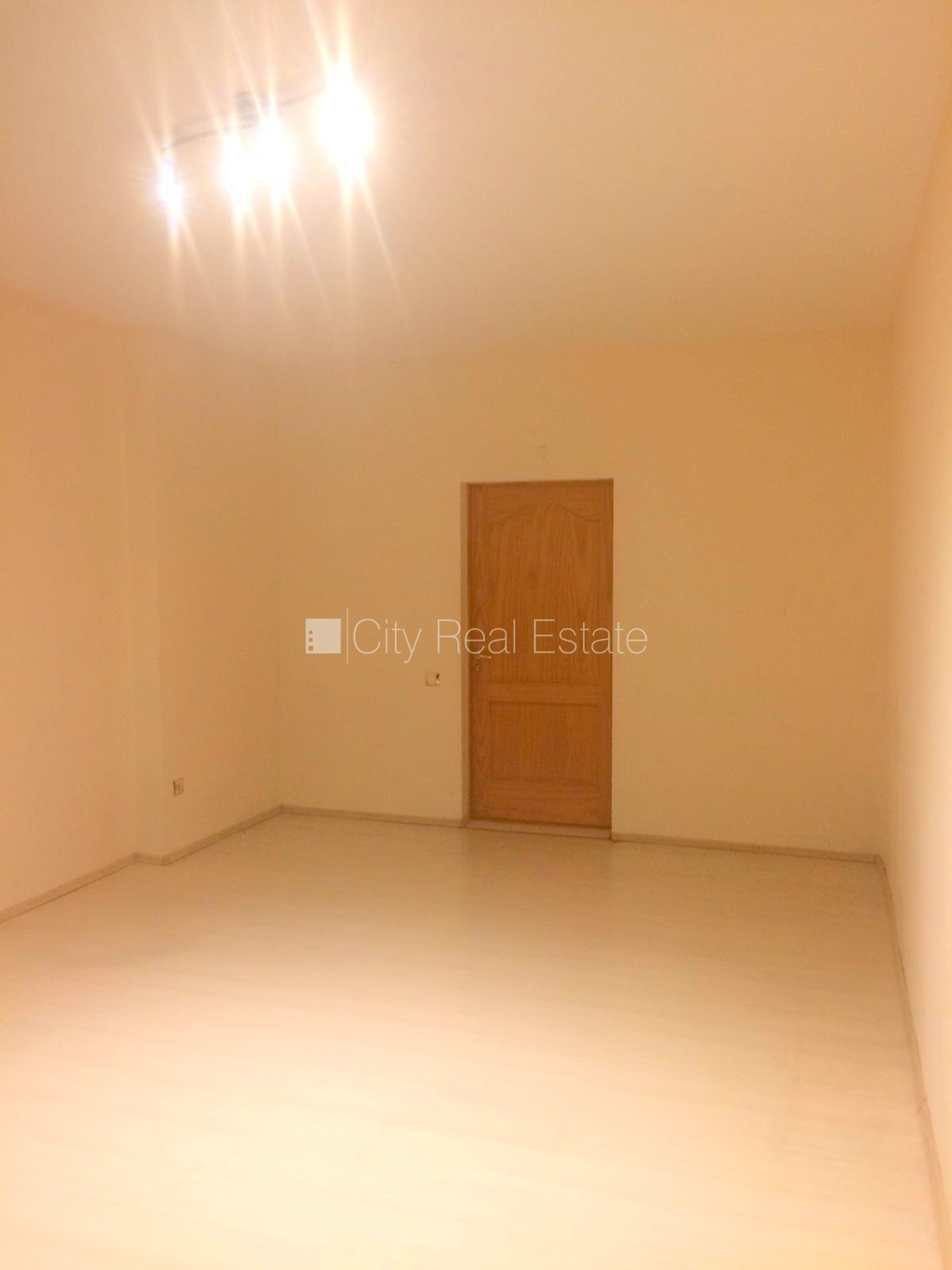 Объявление. Фасадный дом, реновированный дом, охраняемая территория, вход с улицы, лестничная клетка после Цена: 210 EUR/мес. Foto #2